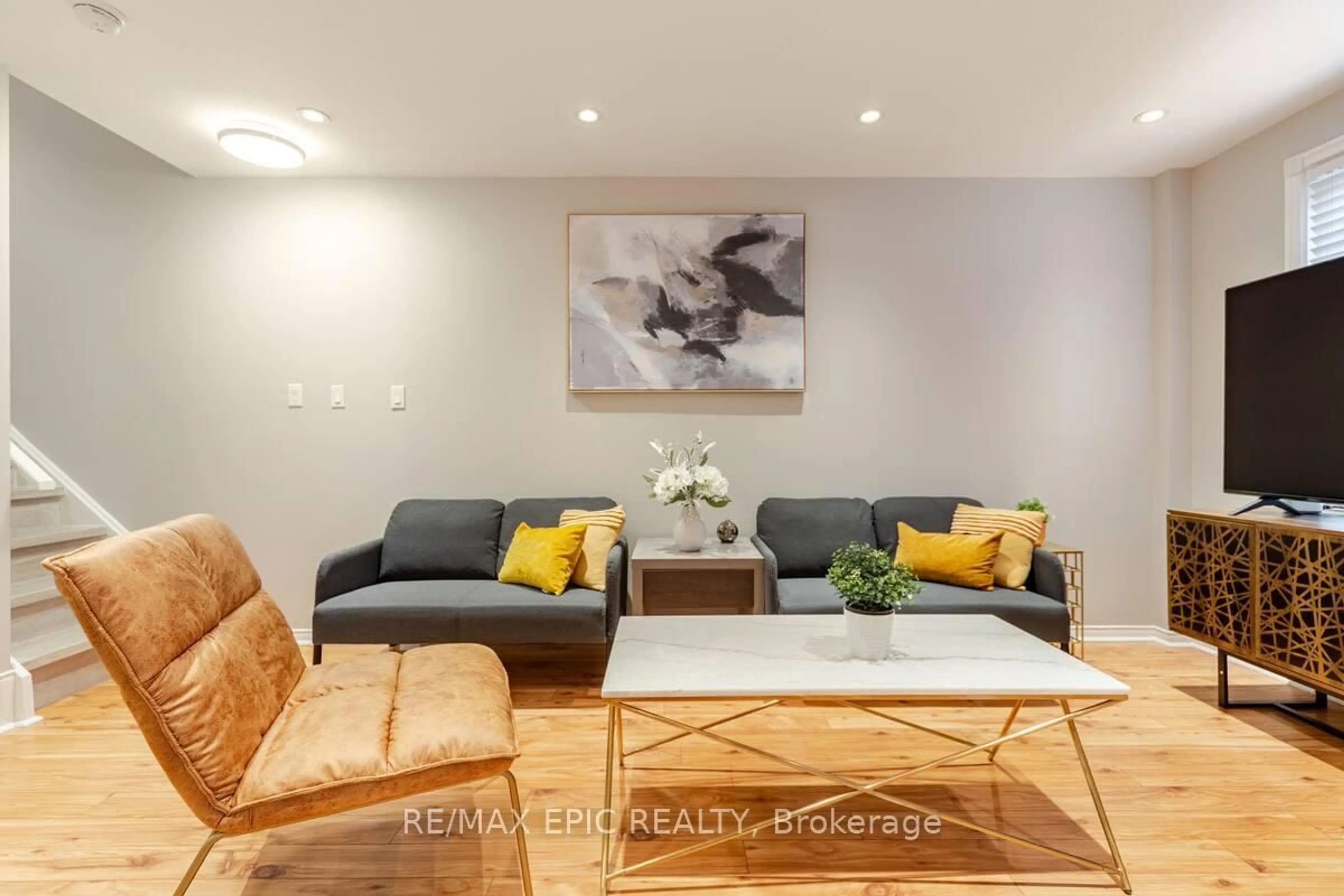 Living room with furniture, wood/laminate floor for 75 Weldrick Rd #732, Richmond Hill Ontario L4C 0H9