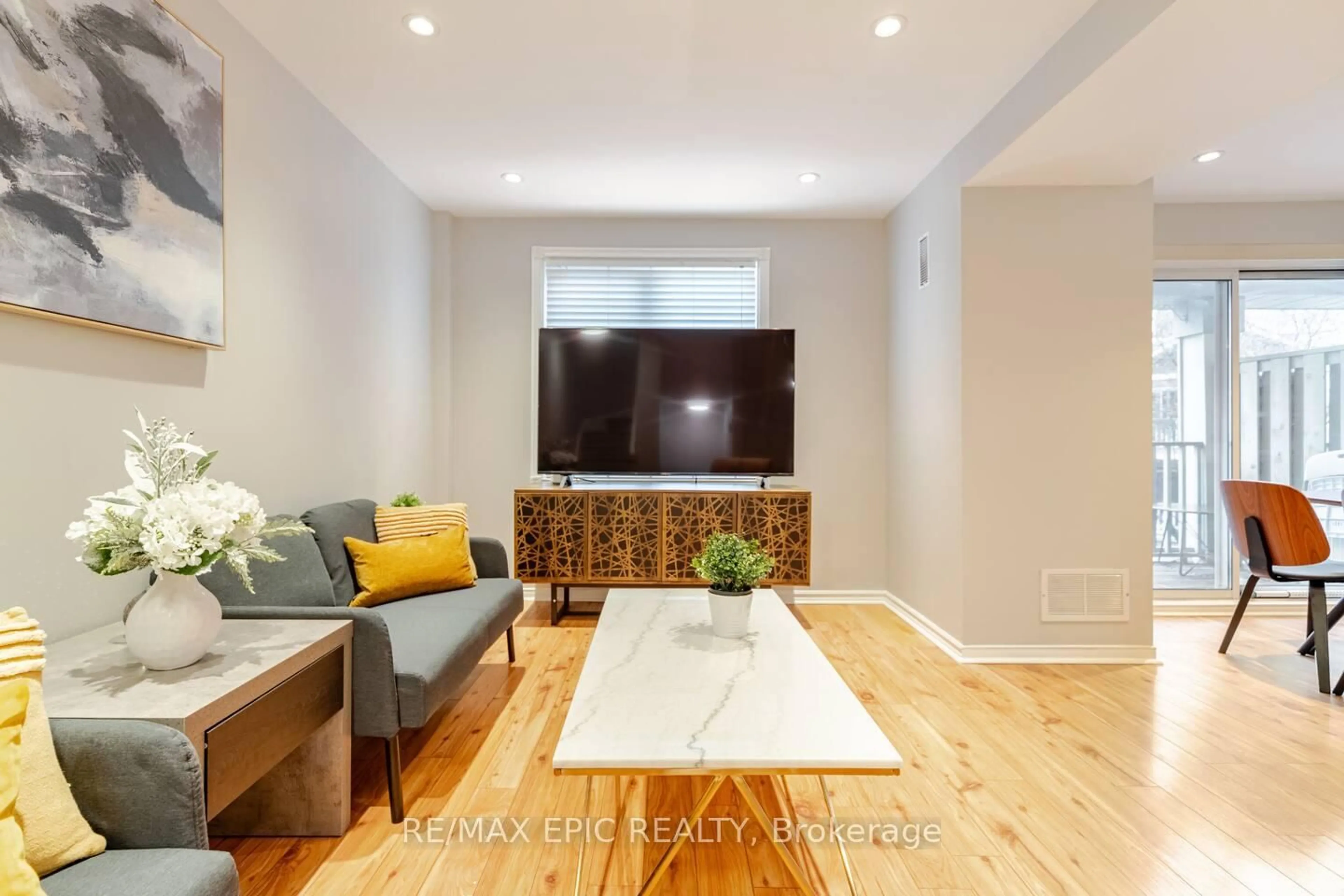 Living room with furniture, wood/laminate floor for 75 Weldrick Rd #732, Richmond Hill Ontario L4C 0H9
