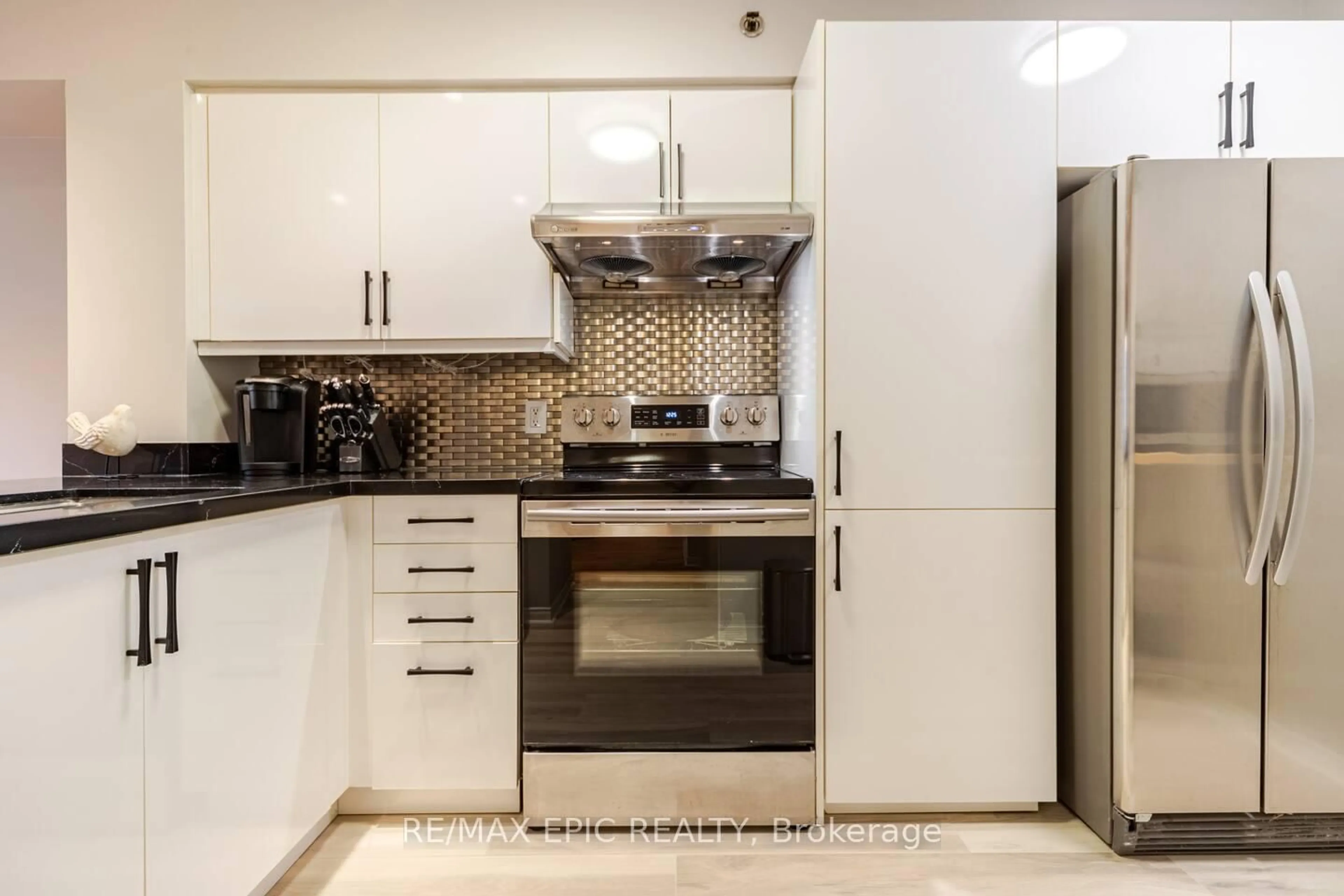 Standard kitchen, ceramic/tile floor for 75 Weldrick Rd #732, Richmond Hill Ontario L4C 0H9