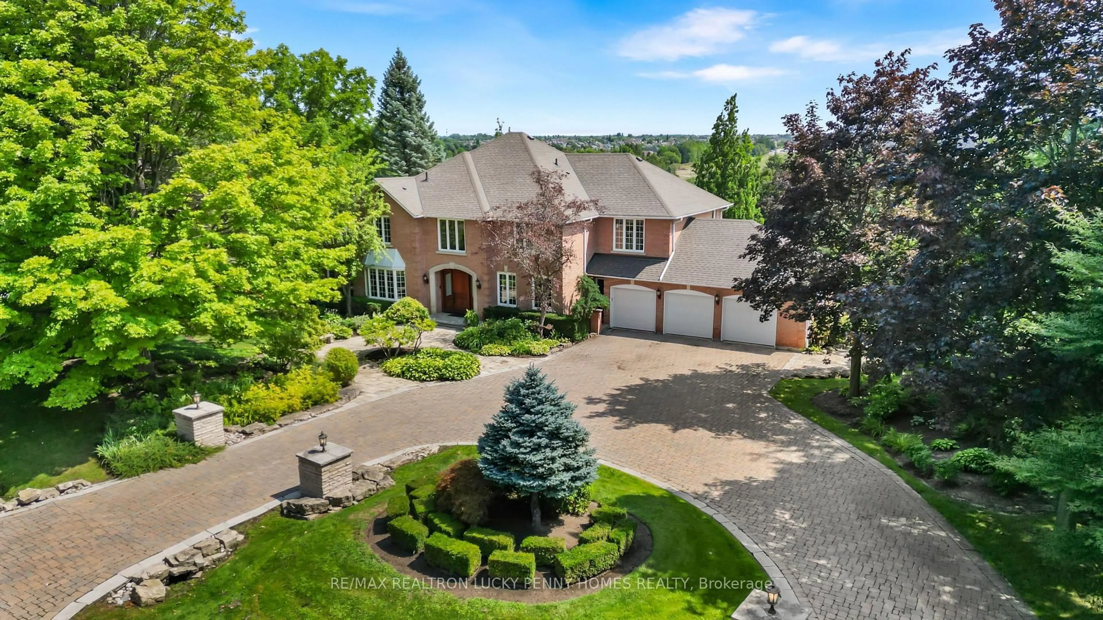A pic from outside/outdoor area/front of a property/back of a property/a pic from drone, street for 27 Glenridge Dr, Markham Ontario L6C 1A2