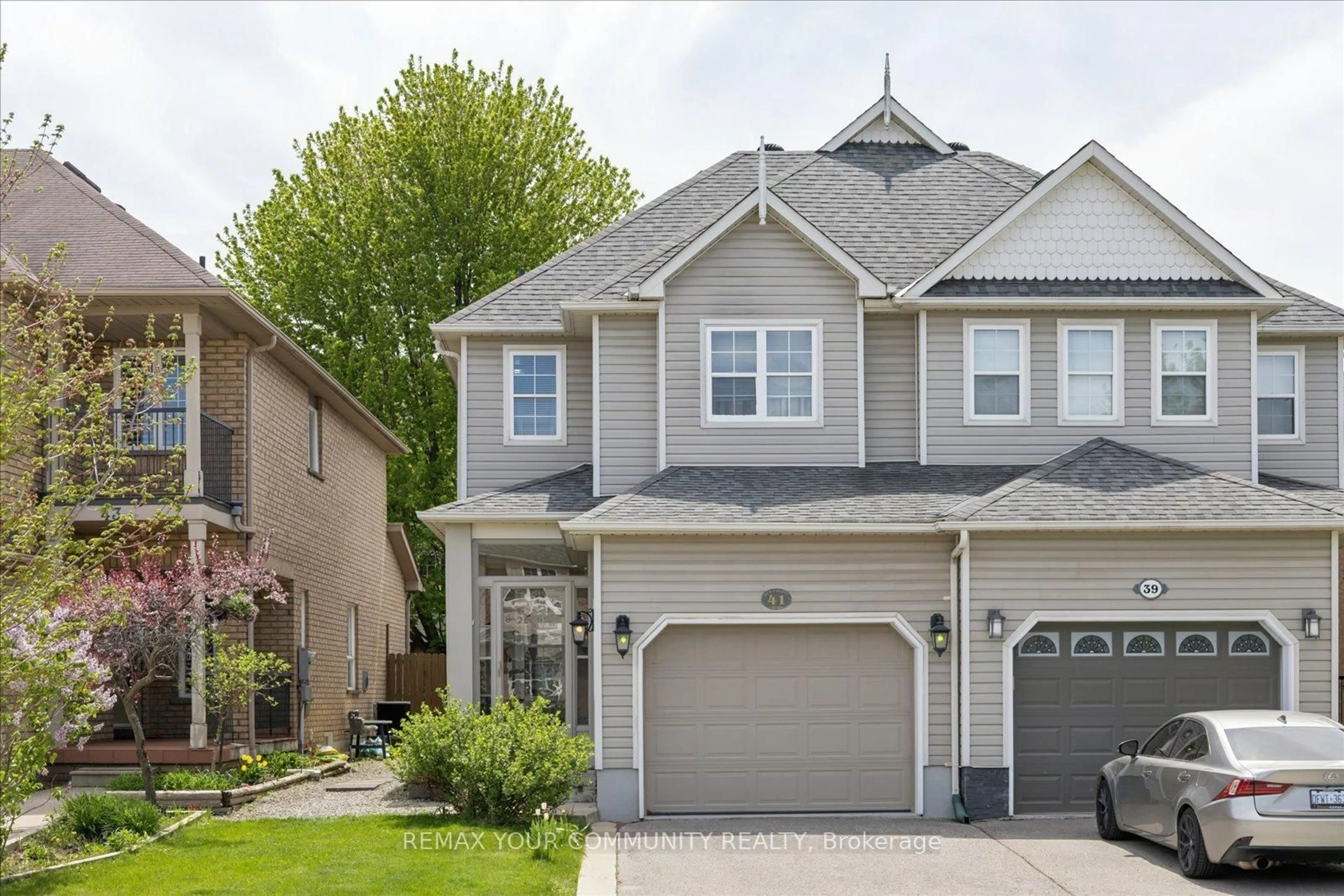 Home with vinyl exterior material, street for 41 Old Colony Rd, Richmond Hill Ontario L4E 3V2