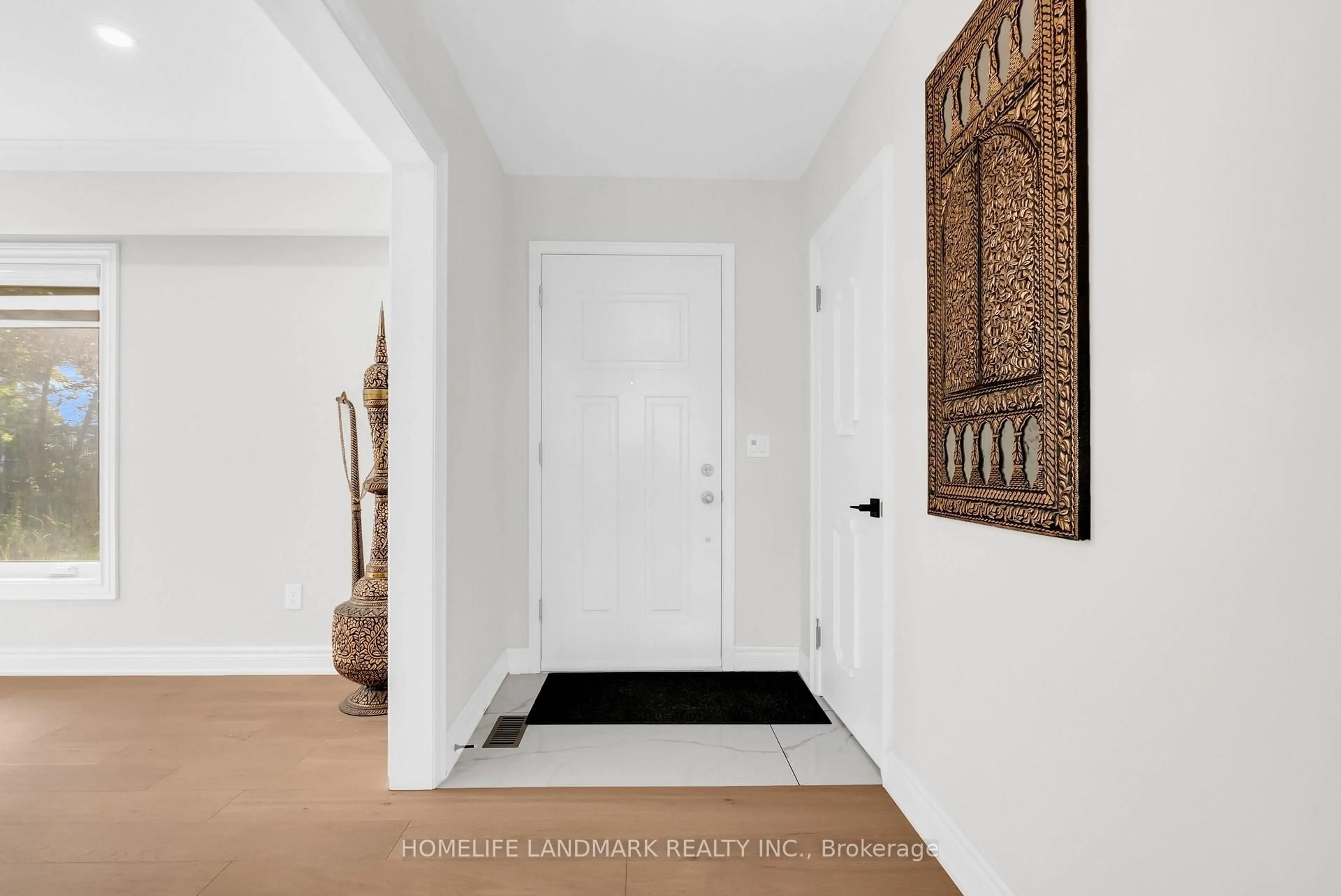 Indoor entryway for 11821 Woodbine Ave, Whitchurch-Stouffville Ontario L0H 1G0