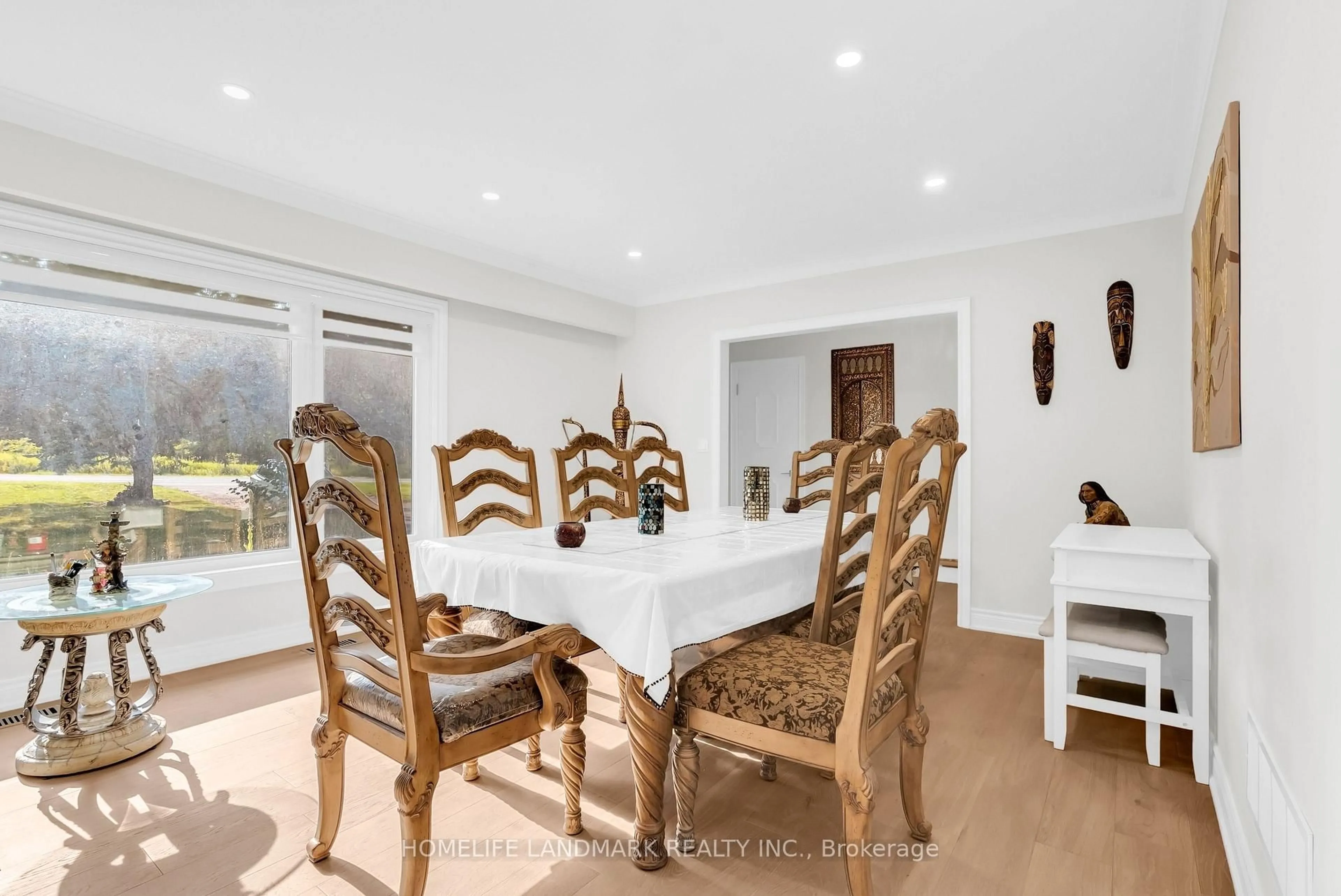 Dining room, wood/laminate floor for 11821 Woodbine Ave, Whitchurch-Stouffville Ontario L0H 1G0
