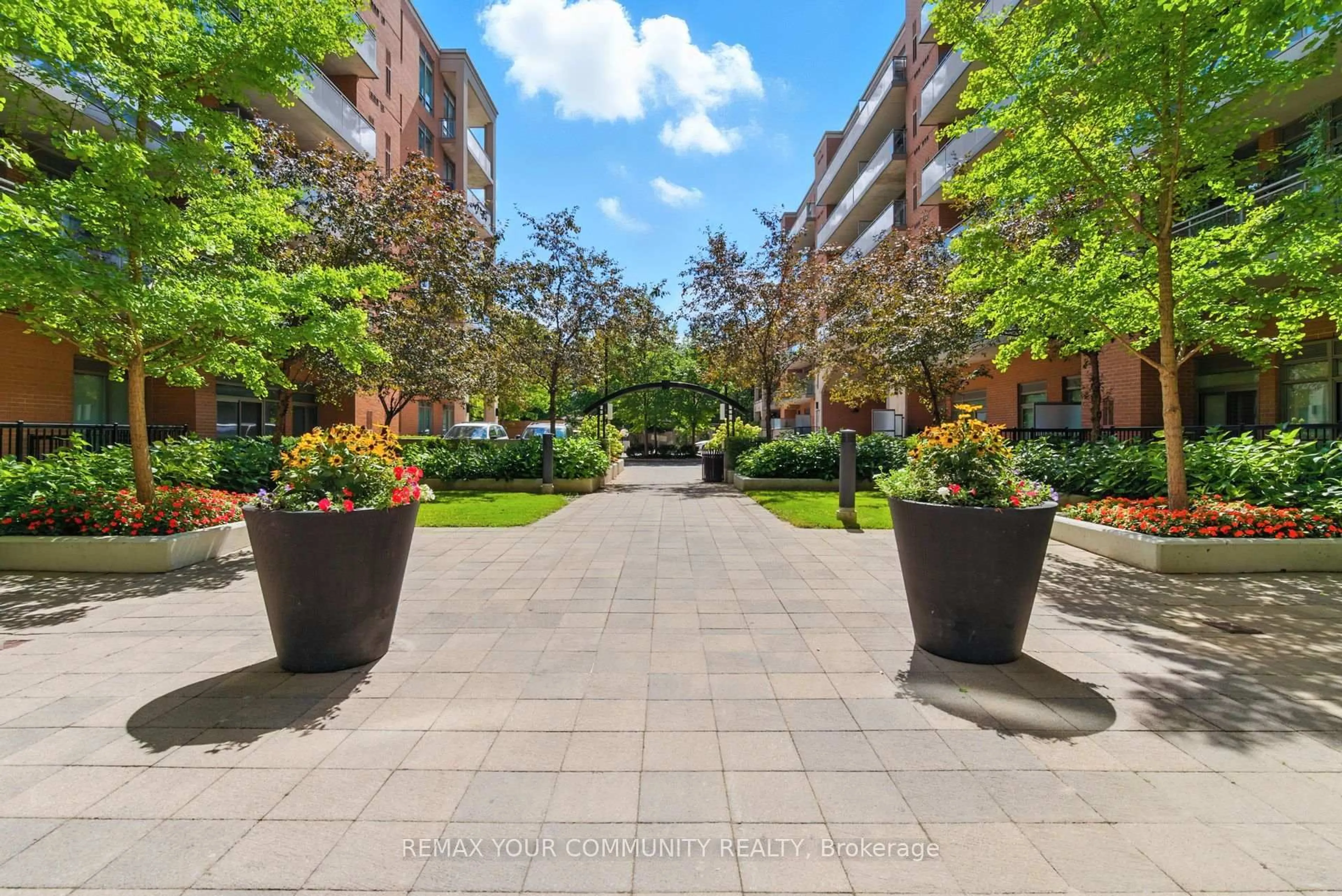 Patio, street for 281 Woodbridge Ave #438, Vaughan Ontario L4L 0C6