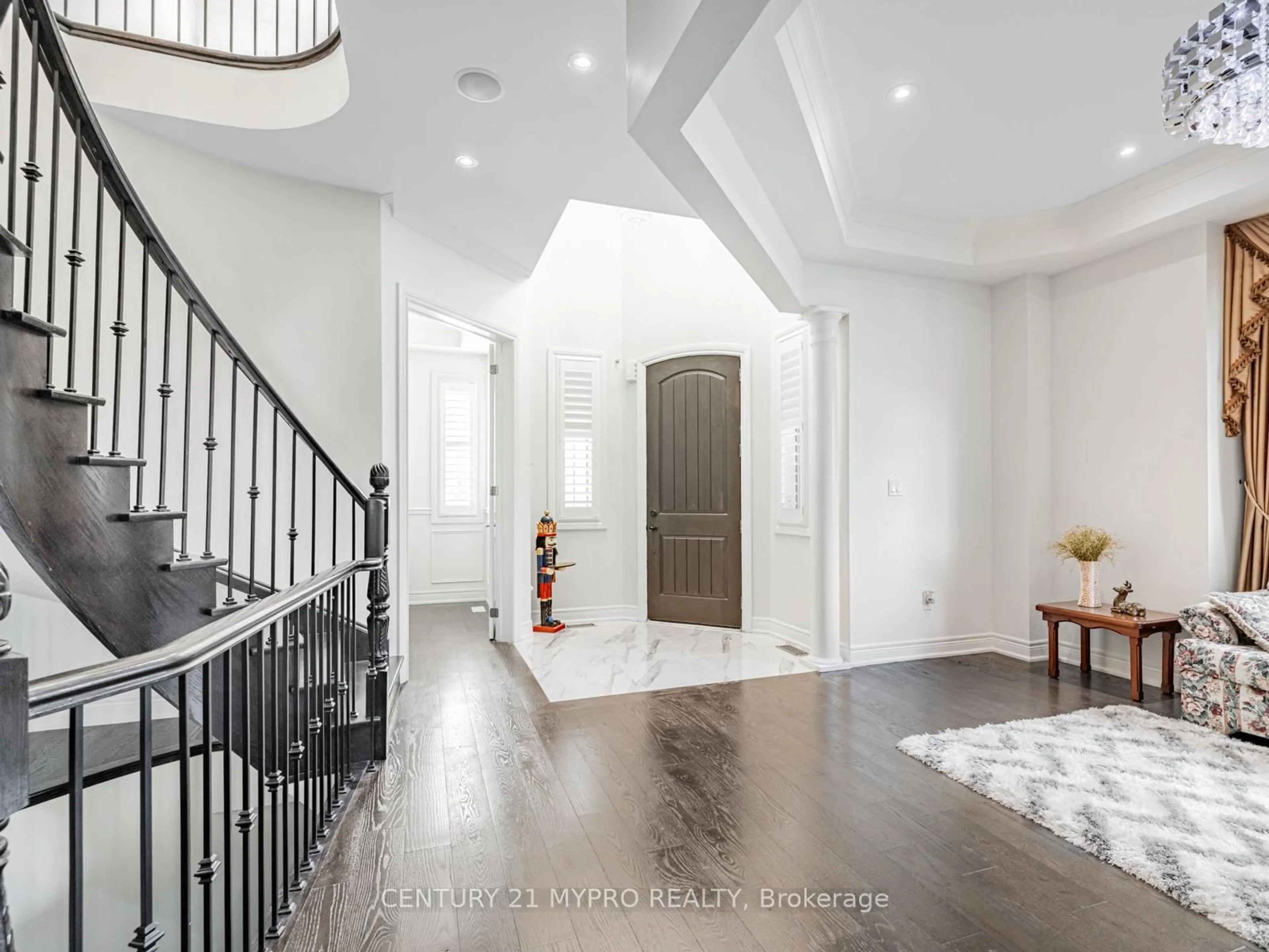 Indoor entryway for 9A Anglin Dr, Richmond Hill Ontario L4E 3M5