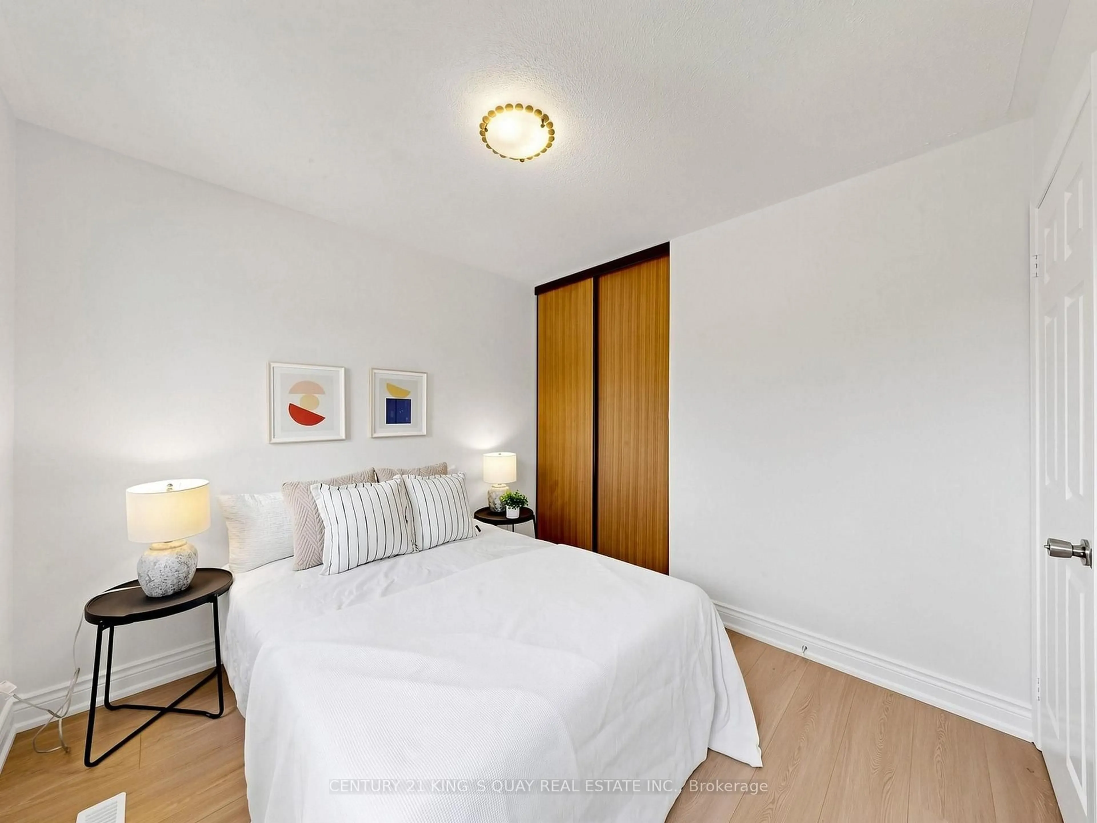 Bedroom with bed, wood/laminate floor for 72 Dunsmore Cres, Richmond Hill Ontario L4C 0C5