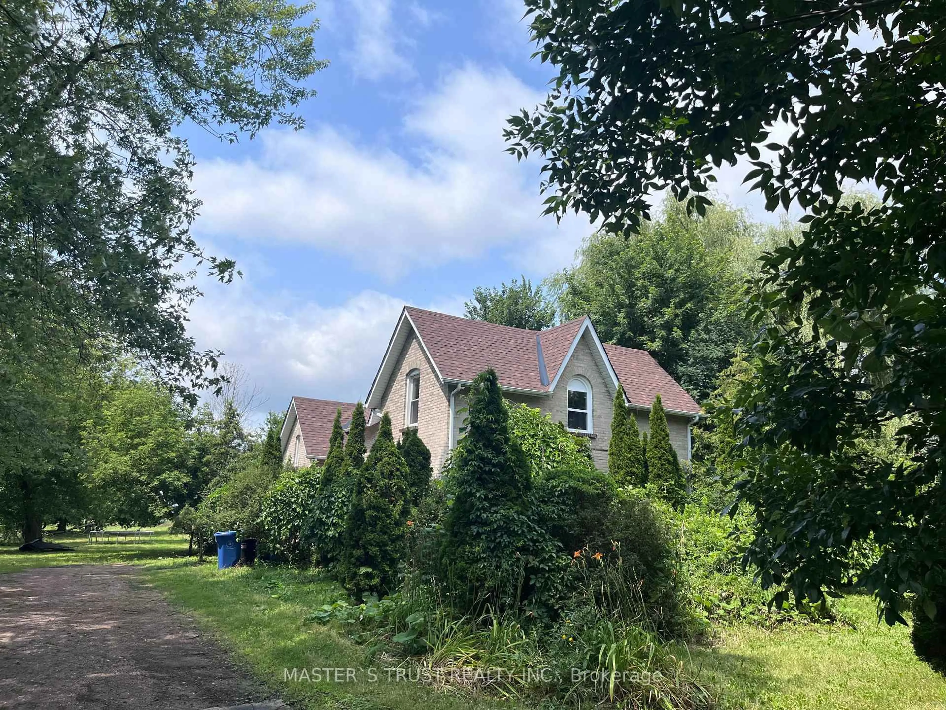 A pic from outside/outdoor area/front of a property/back of a property/a pic from drone, street for 22156 Leslie St, East Gwillimbury Ontario L0G 1R0