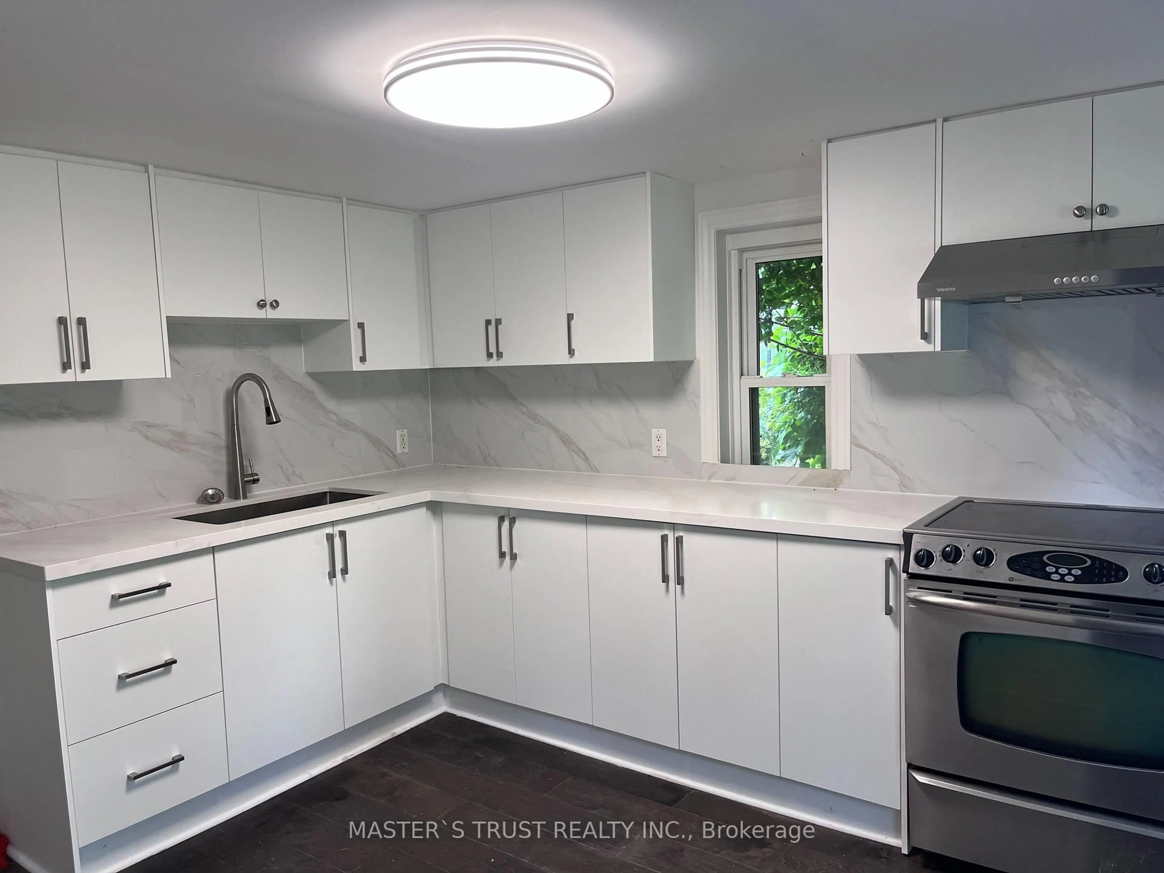 Standard kitchen, ceramic/tile floor for 22156 Leslie St, East Gwillimbury Ontario L0G 1R0
