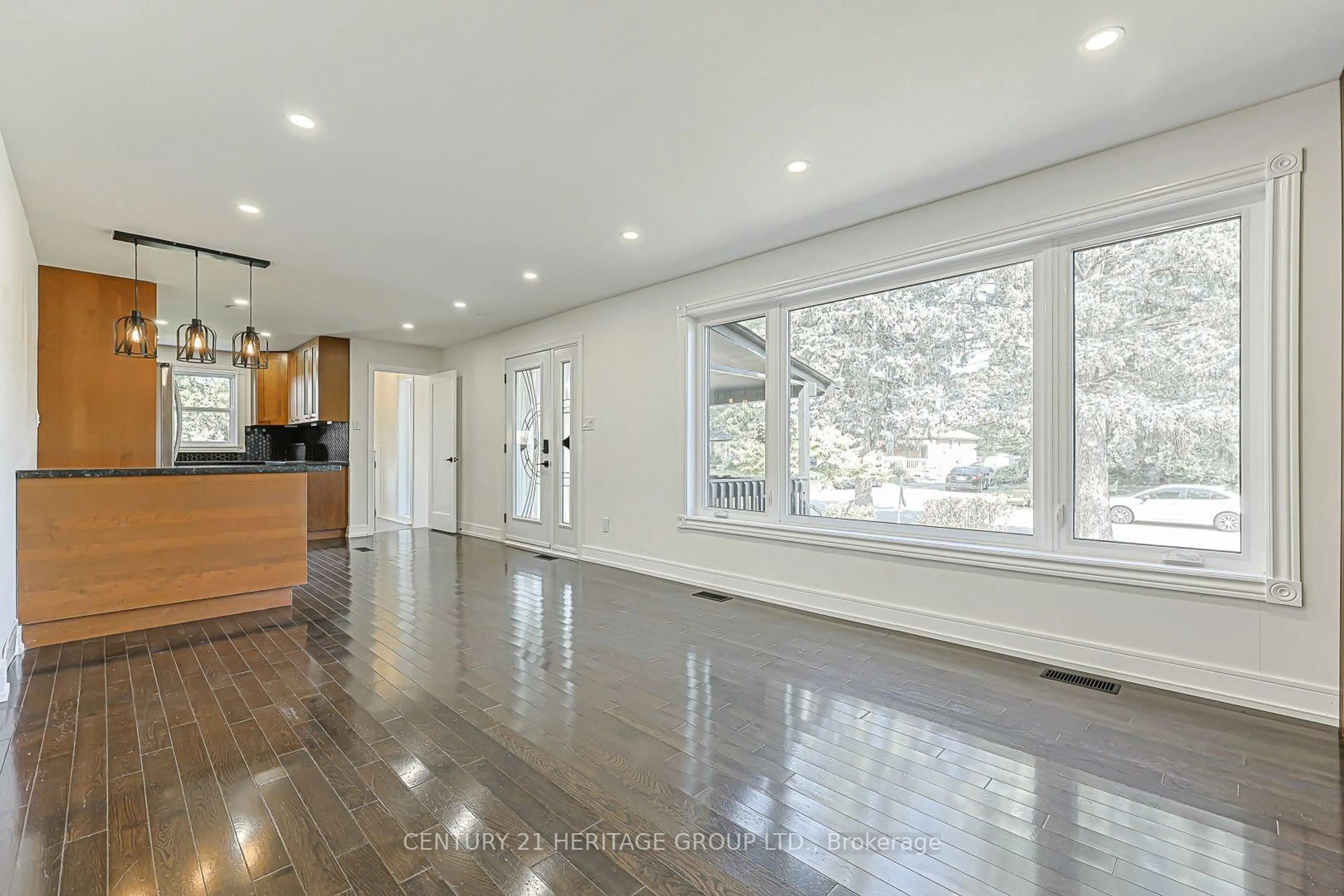 Open concept kitchen, wood/laminate floor for 314 Wenlock Ave, Richmond Hill Ontario L4C 1M7