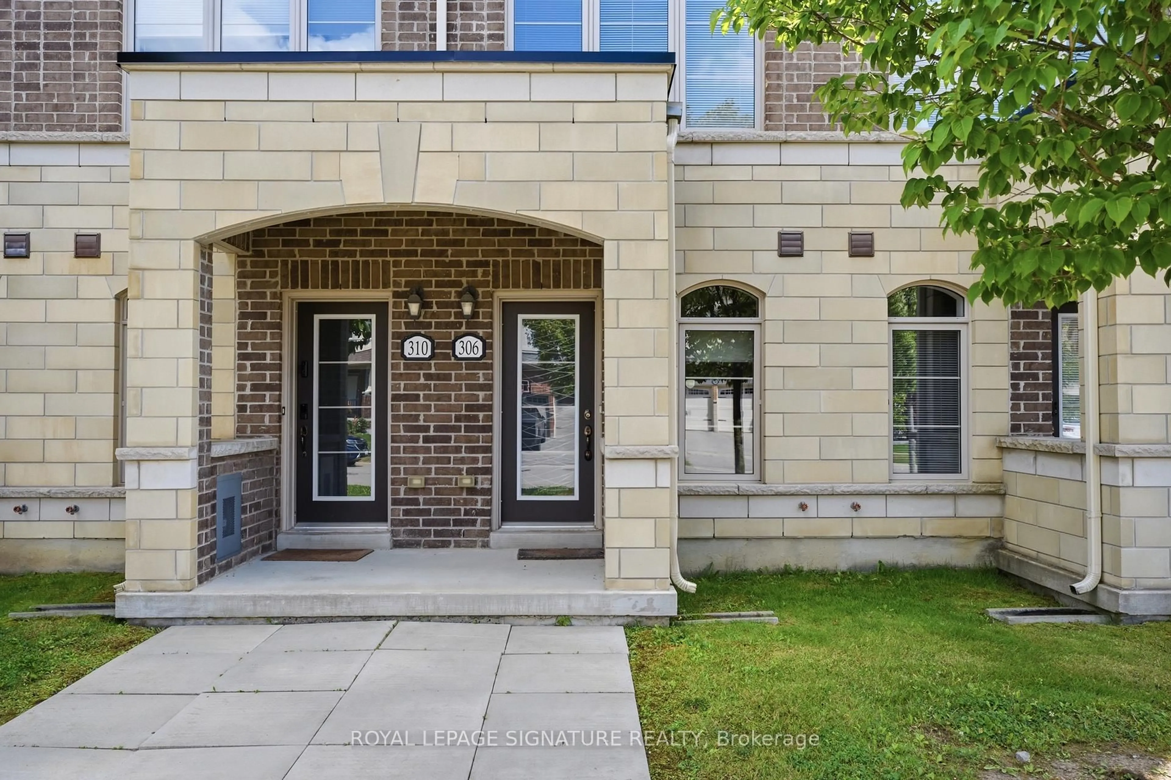 Indoor entryway for 306 John Davis Gate, Whitchurch-Stouffville Ontario L4A 1X1