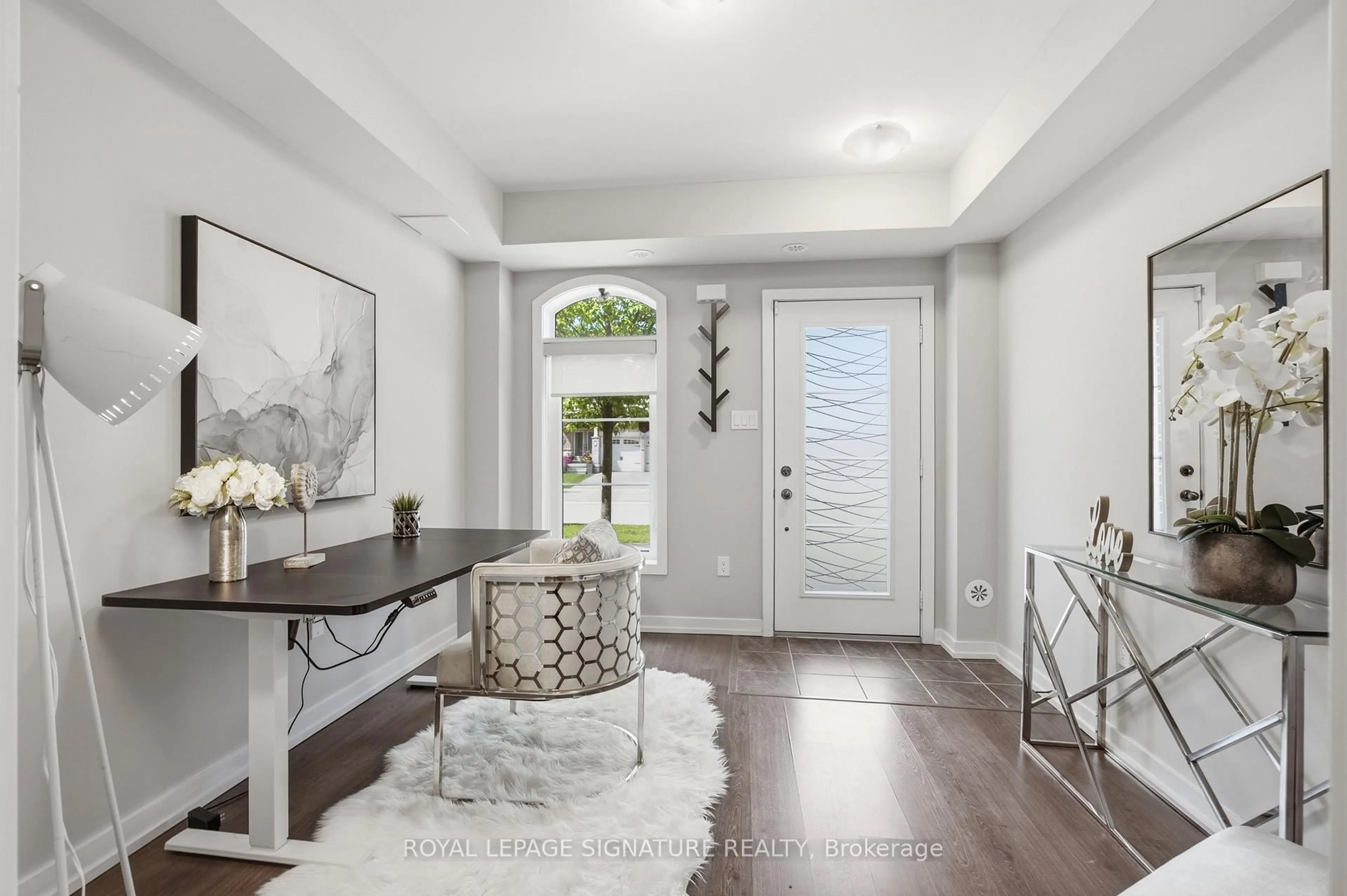 Indoor entryway for 306 John Davis Gate, Whitchurch-Stouffville Ontario L4A 1X1
