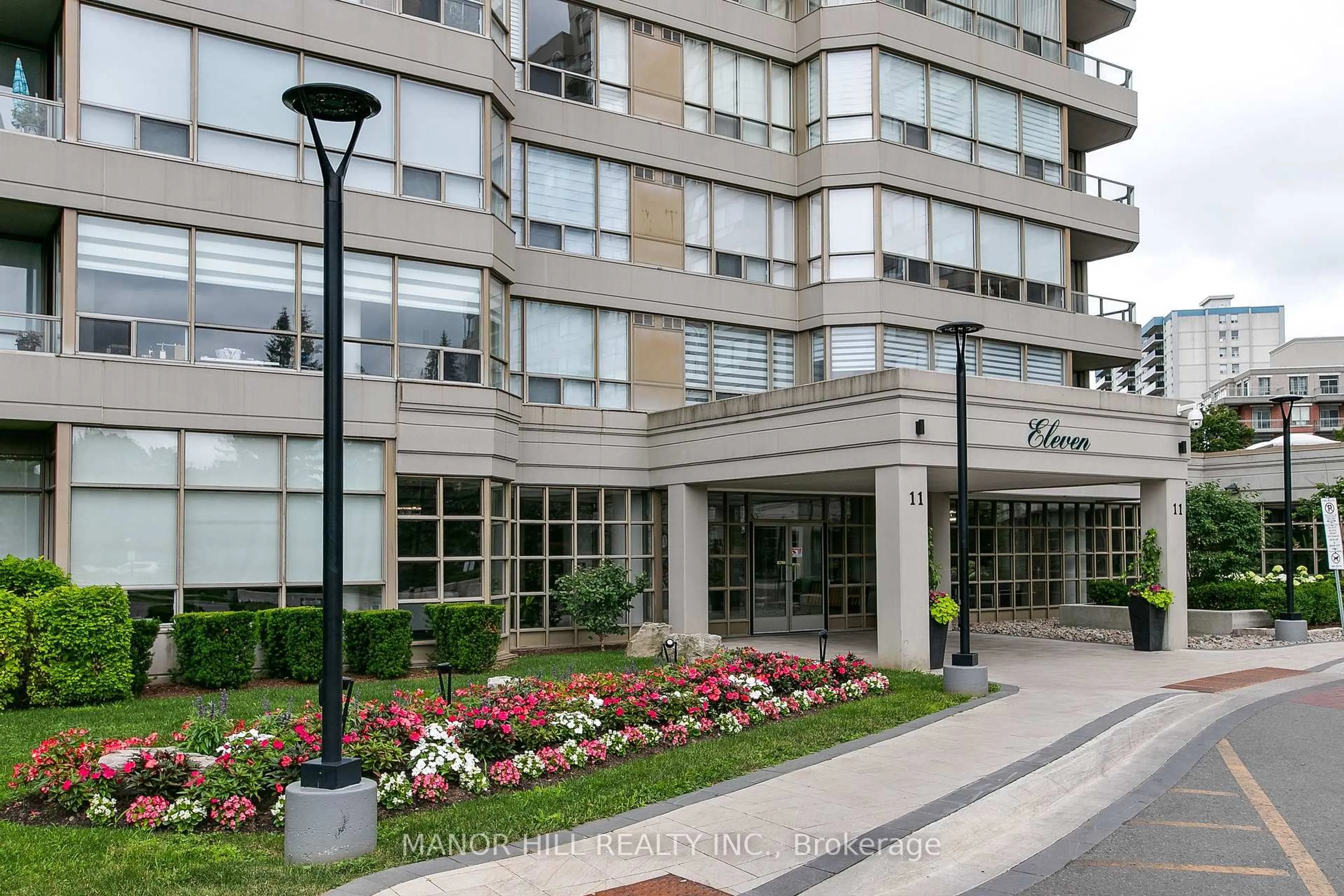 Indoor foyer for 11 Townsgate Dr #814, Vaughan Ontario L4J 8G4