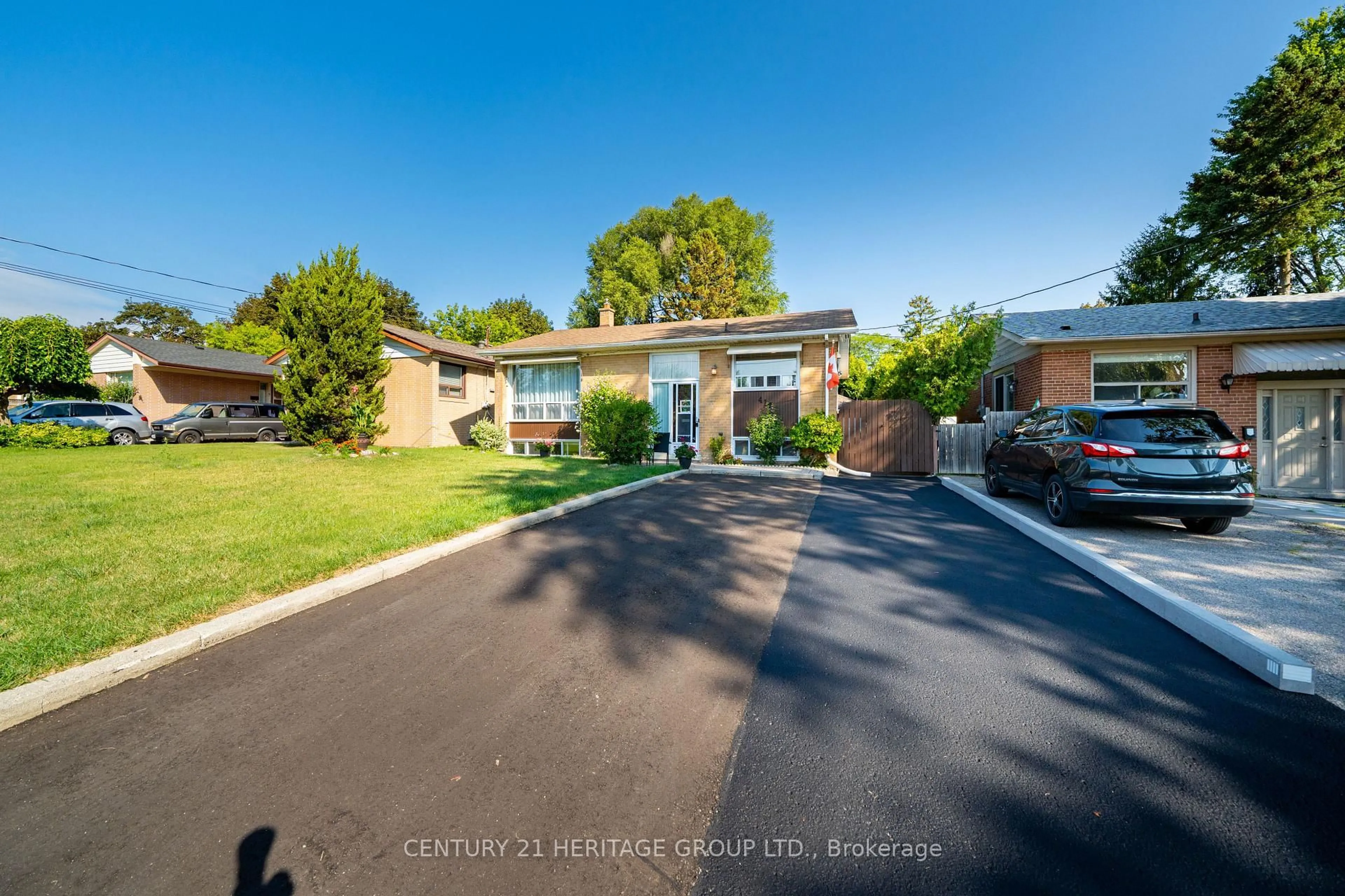 A pic from outside/outdoor area/front of a property/back of a property/a pic from drone, street for 417 Paliser Cres, Richmond Hill Ontario L4C 1S2