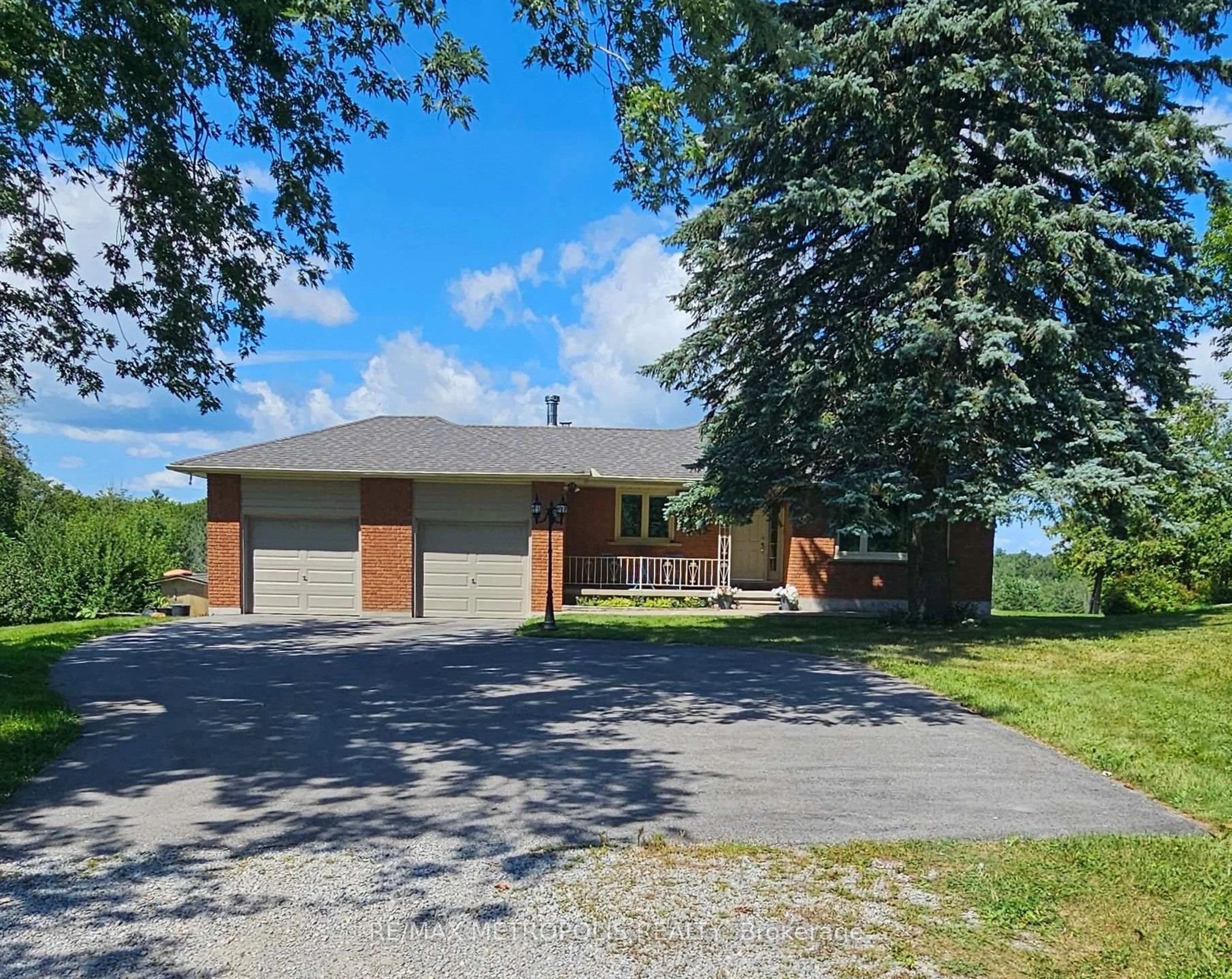 A pic from outside/outdoor area/front of a property/back of a property/a pic from drone, street for 6370 Hillsdale Dr, Whitchurch-Stouffville Ontario L4A 3B8