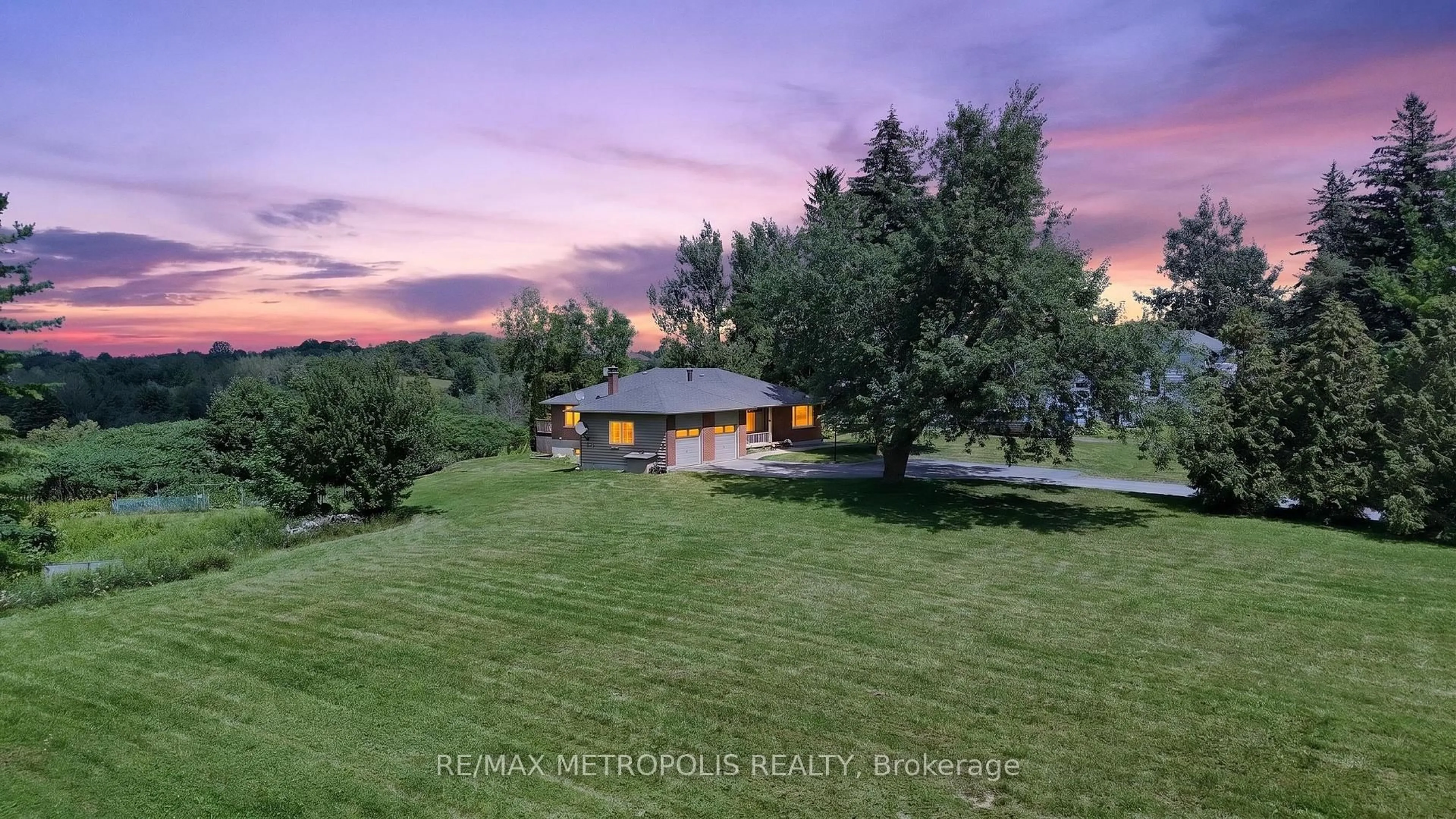 A pic from outside/outdoor area/front of a property/back of a property/a pic from drone, unknown for 6370 Hillsdale Dr, Whitchurch-Stouffville Ontario L4A 3B8