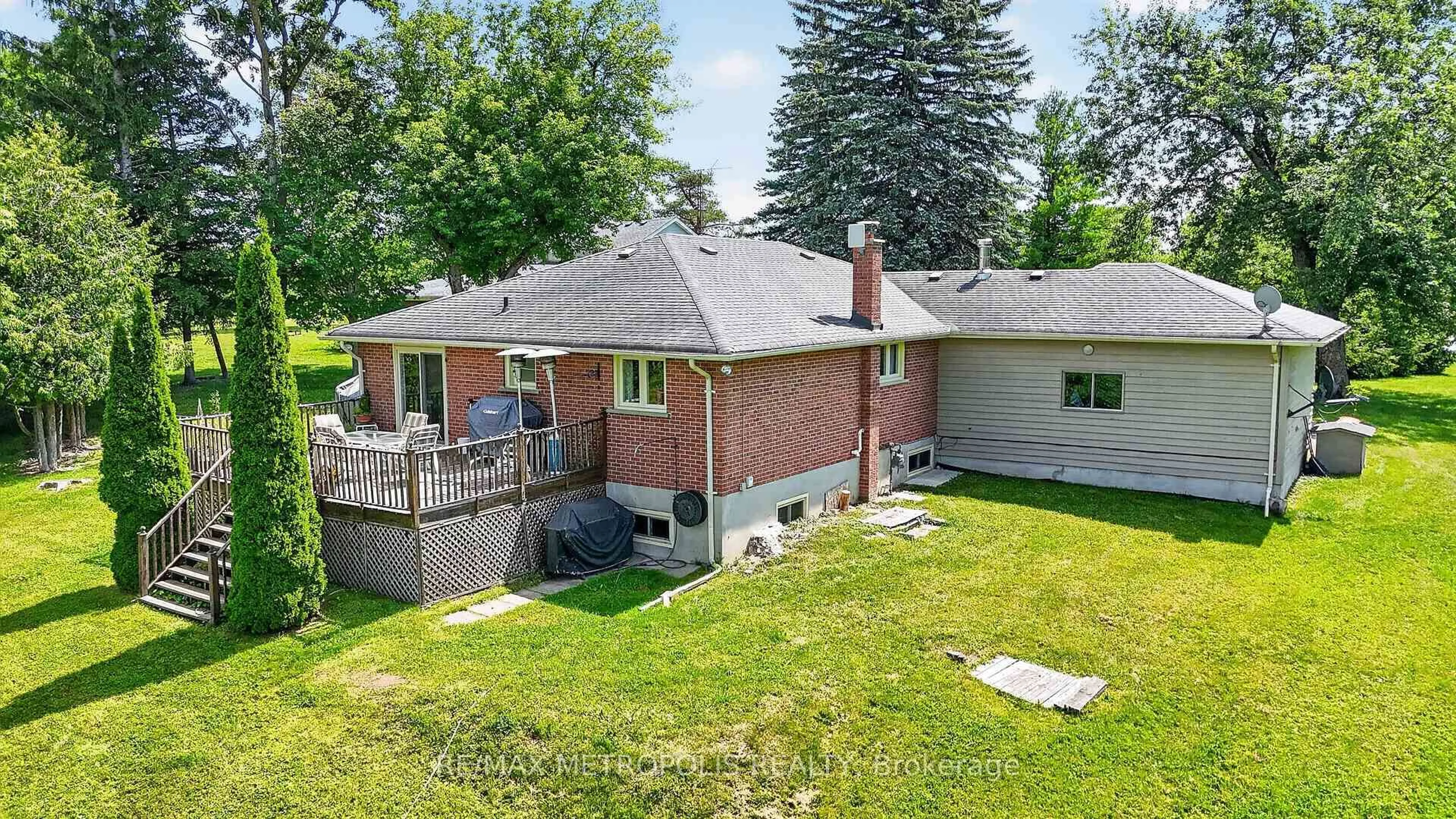A pic from outside/outdoor area/front of a property/back of a property/a pic from drone, street for 6370 Hillsdale Dr, Whitchurch-Stouffville Ontario L4A 3B8