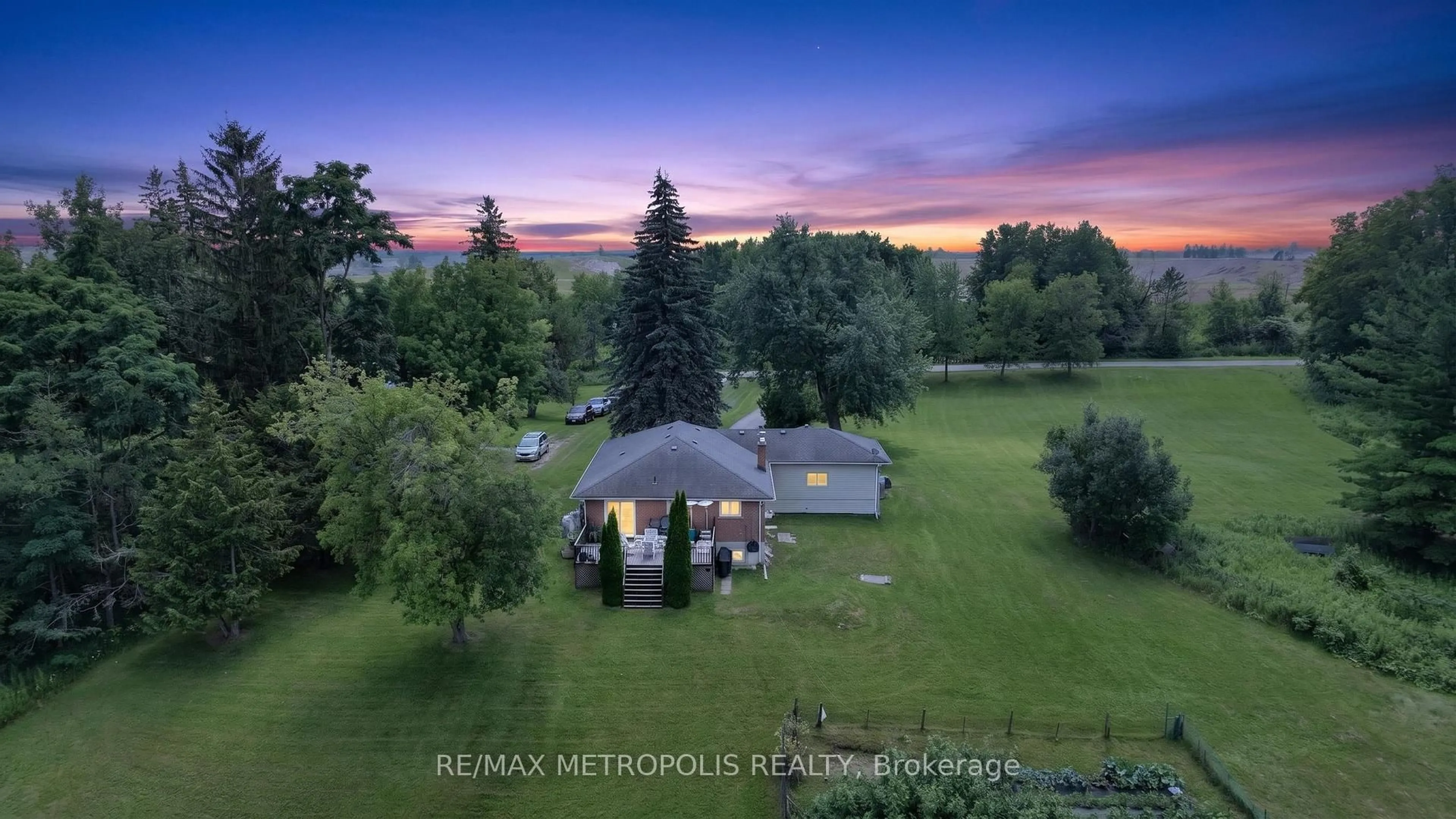 A pic from outside/outdoor area/front of a property/back of a property/a pic from drone, water/lake/river/ocean view for 6370 Hillsdale Dr, Whitchurch-Stouffville Ontario L4A 3B8
