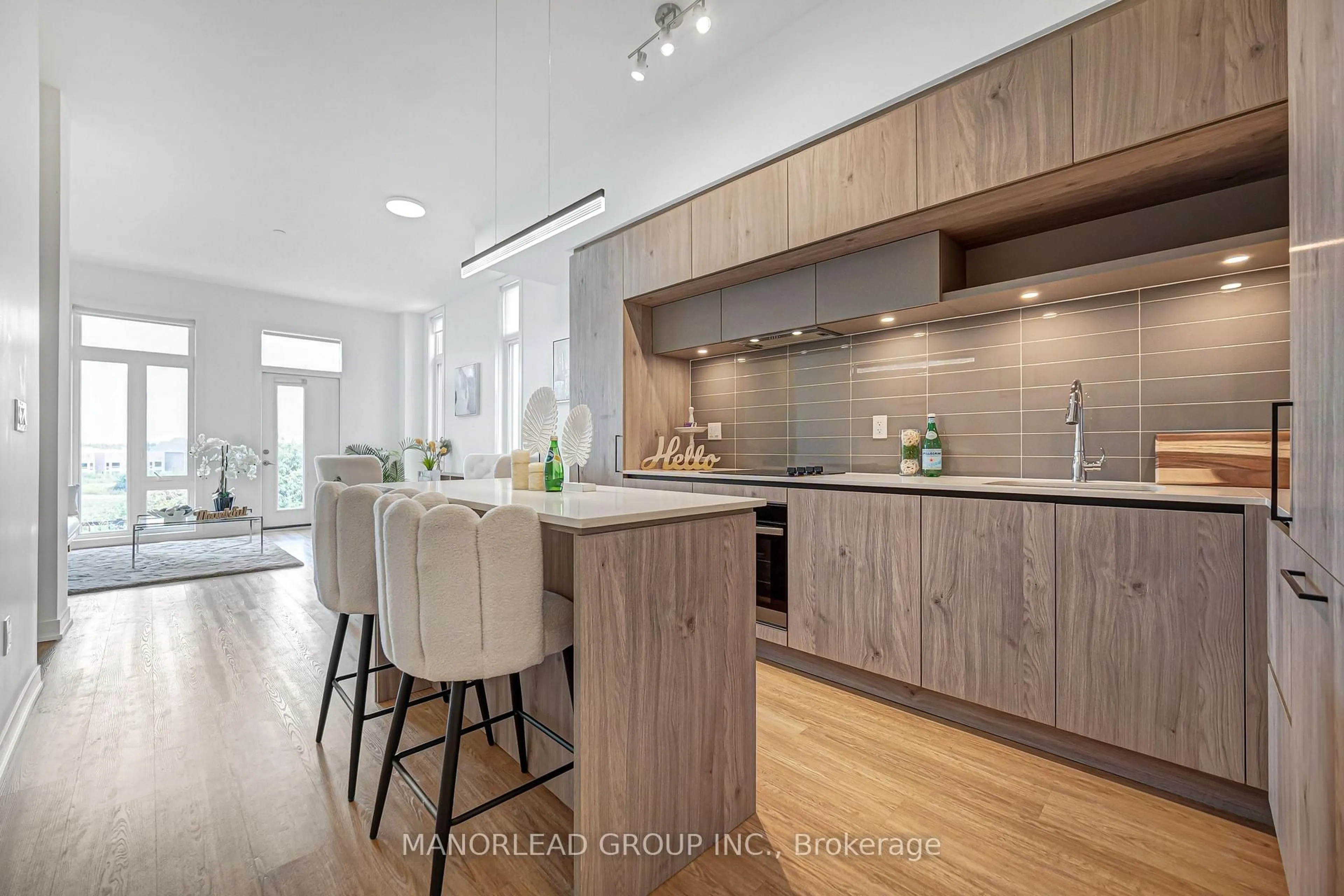 Contemporary kitchen, wood/laminate floor for 9 Steckley House Lane #501, Richmond Hill Ontario L4S 0N1