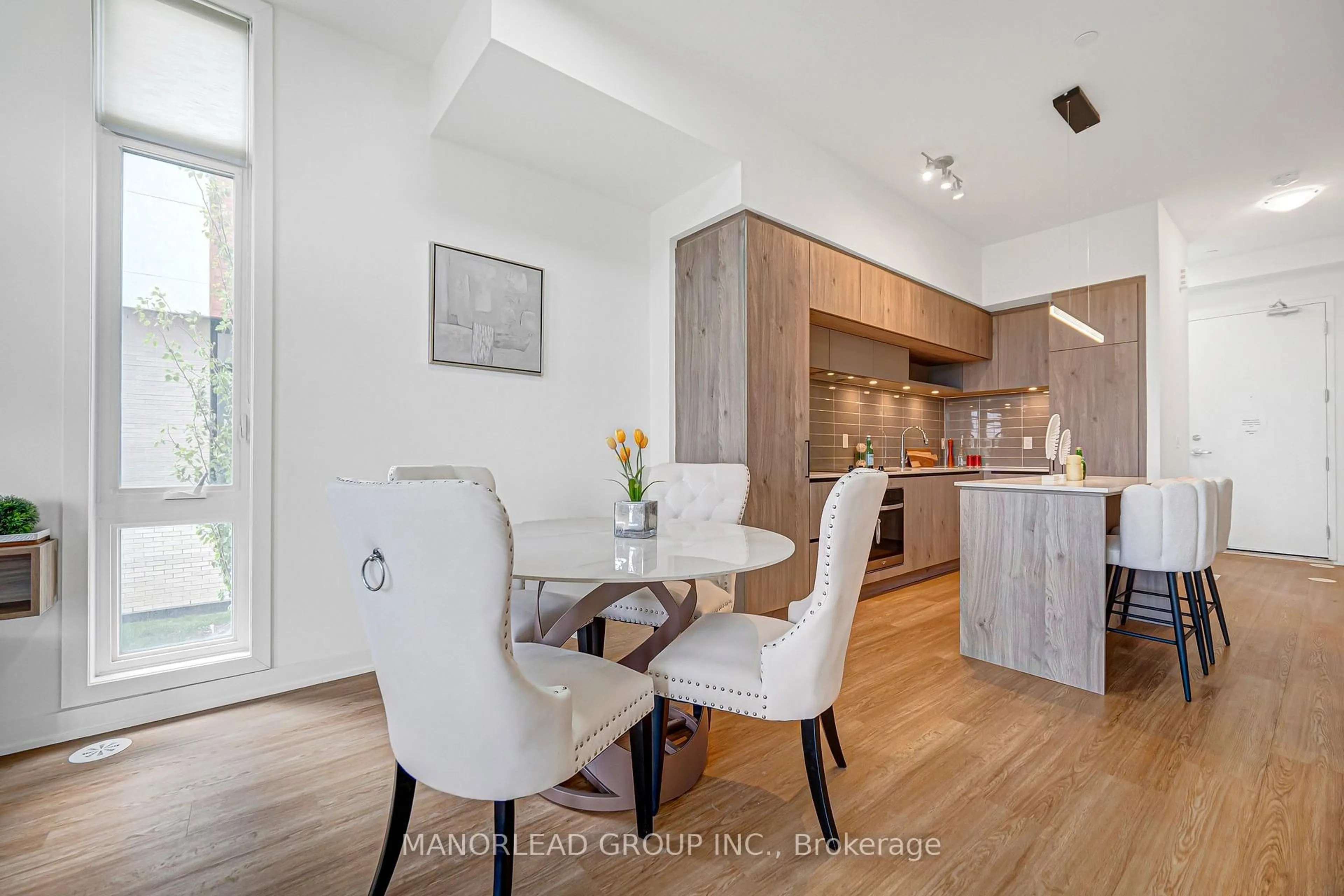 Open concept kitchen, wood/laminate floor for 9 Steckley House Lane #501, Richmond Hill Ontario L4S 0N1