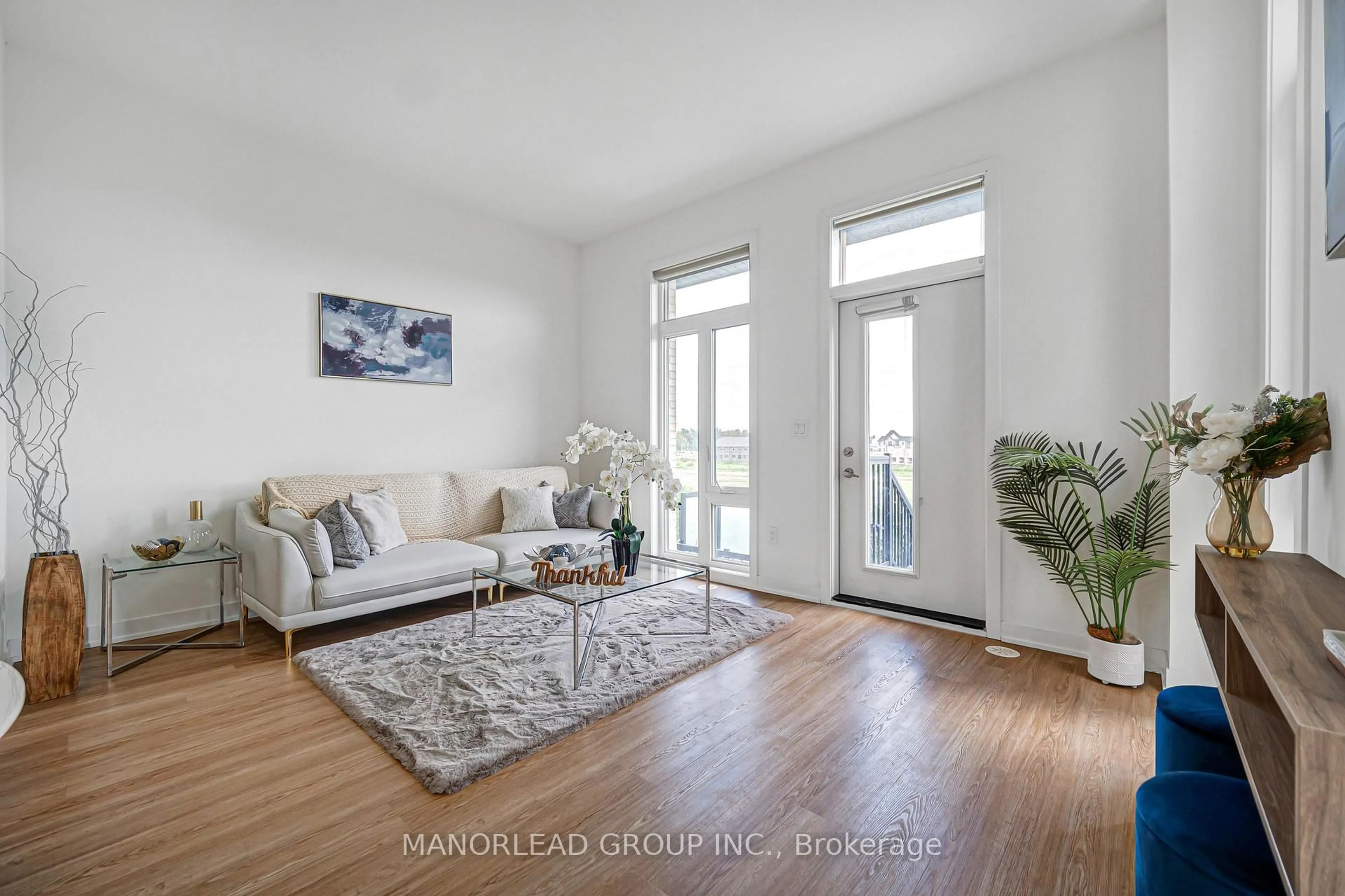 Living room with furniture, wood/laminate floor for 9 Steckley House Lane #501, Richmond Hill Ontario L4S 0N1