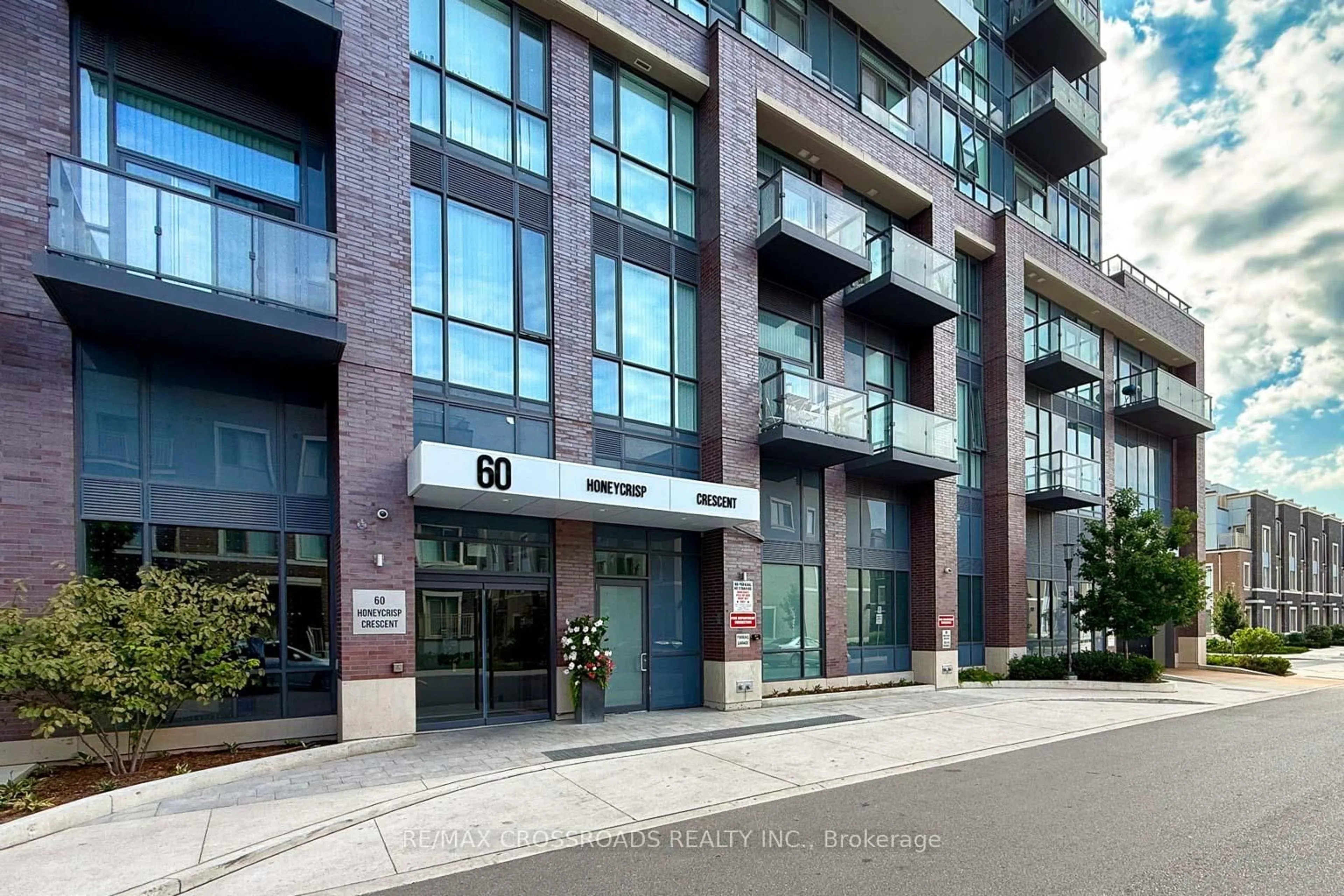 Indoor foyer for 60 Honeycrisp Cres #917, Vaughan Ontario L4K 0N5