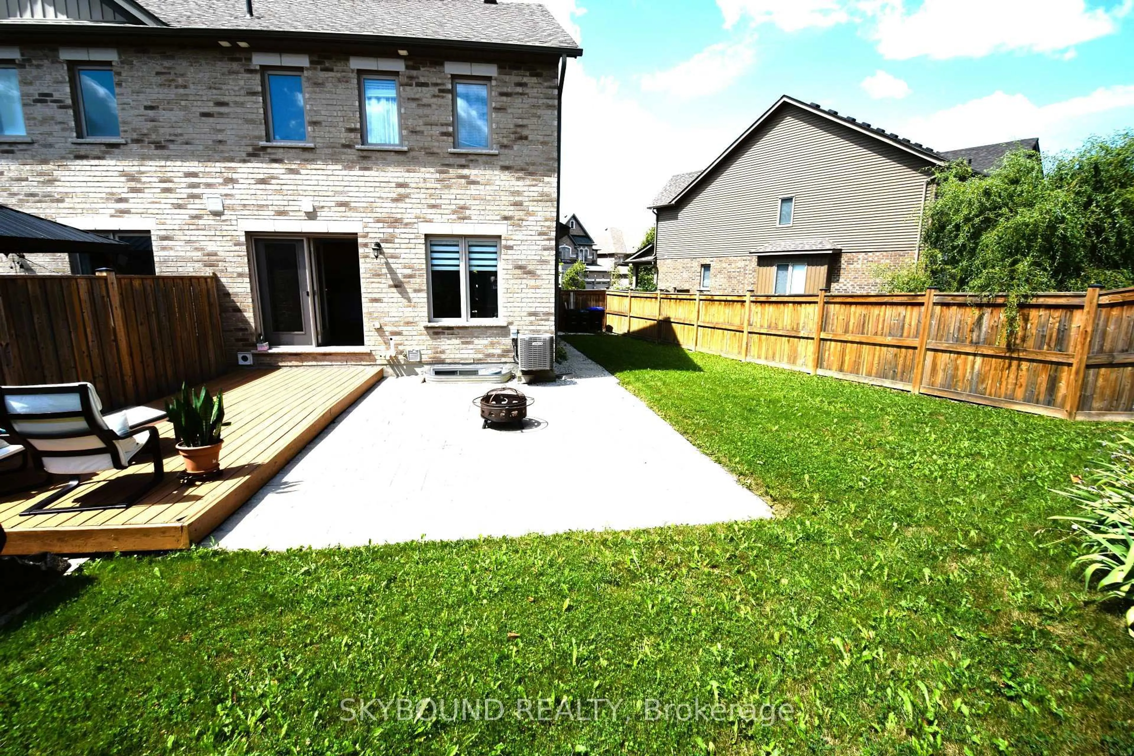 Patio, street for 199 Hutchinson Dr, New Tecumseth Ontario L9R 0P9