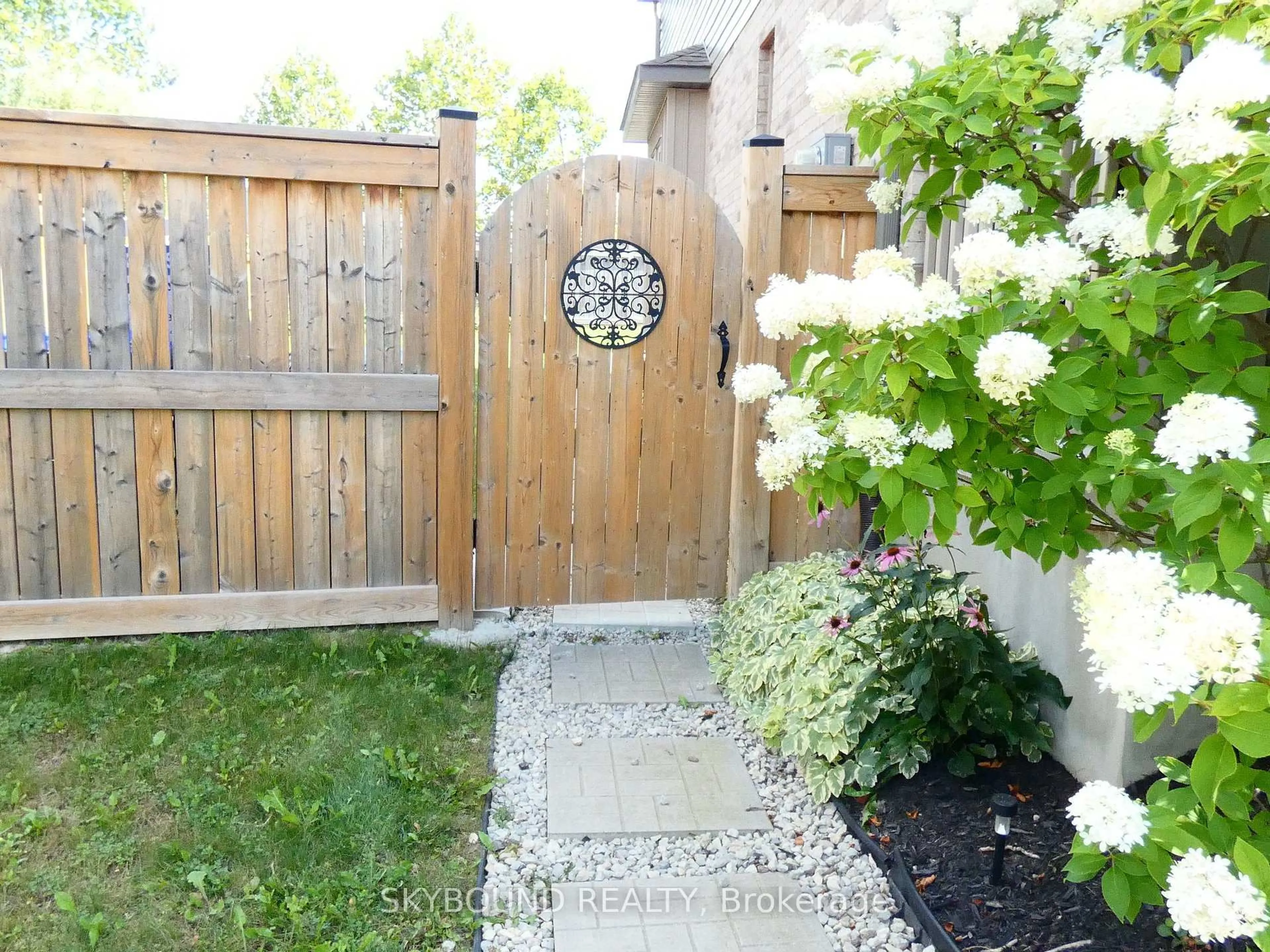 Patio, street for 199 Hutchinson Dr, New Tecumseth Ontario L9R 0P9