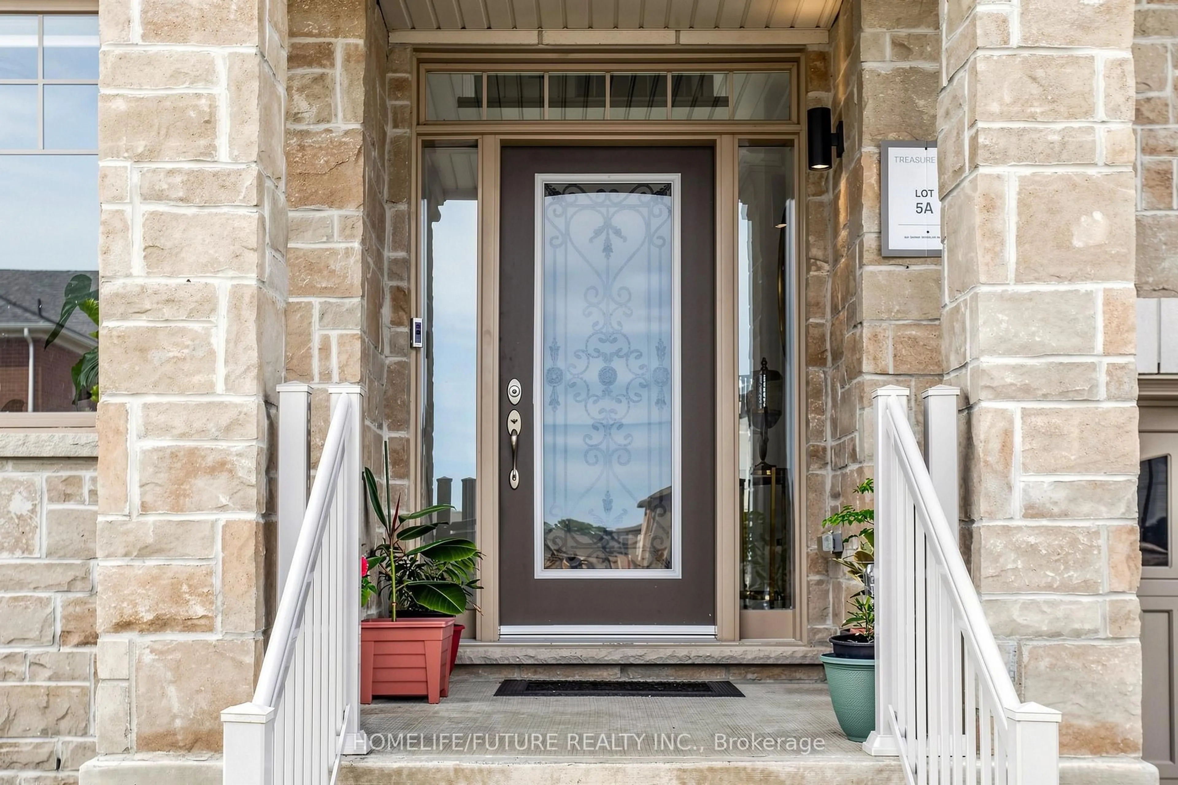 Indoor entryway for 253 Danny Wheeler Blvd, Georgina Ontario L4P 0J9