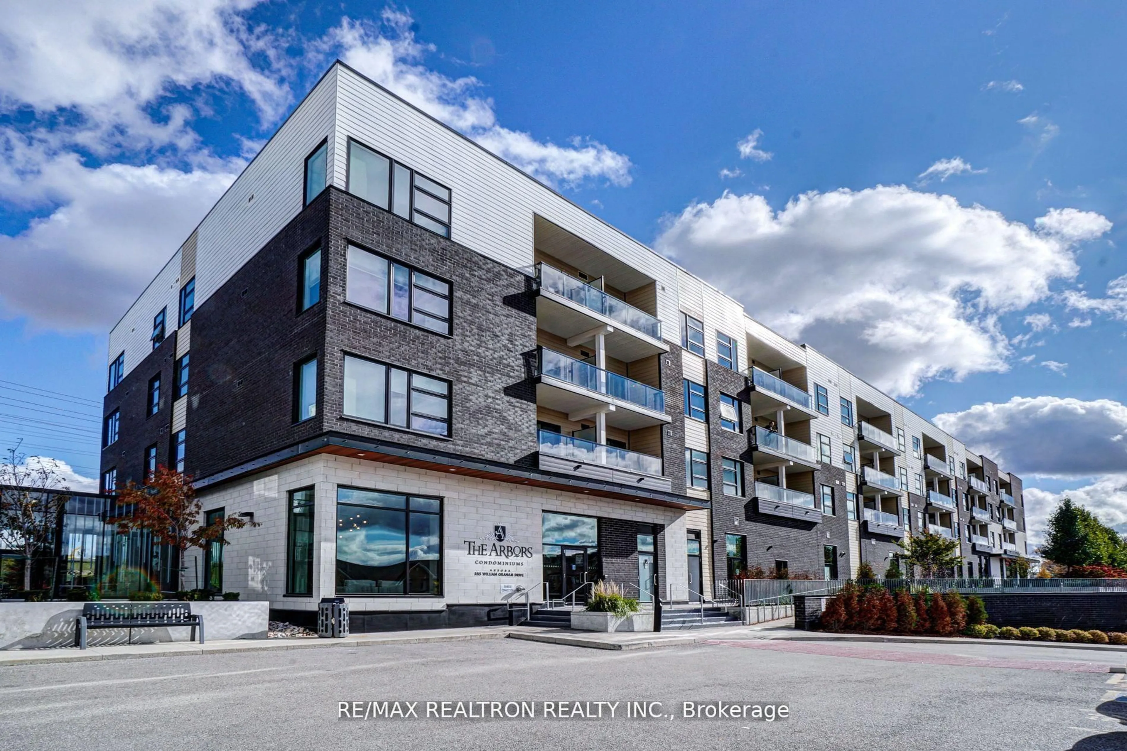 Patio, building for 555 William Graham Dr #228, Aurora Ontario L4G 4H9