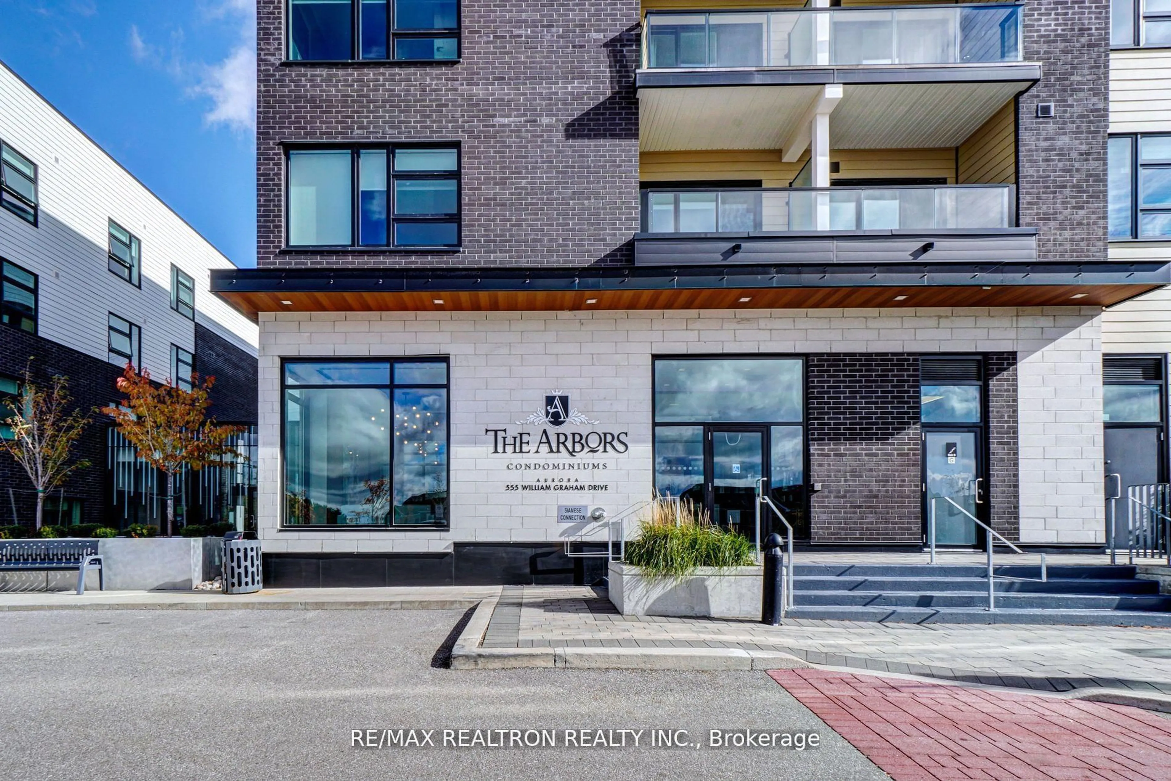 Indoor foyer for 555 William Graham Dr #228, Aurora Ontario L4G 4H9