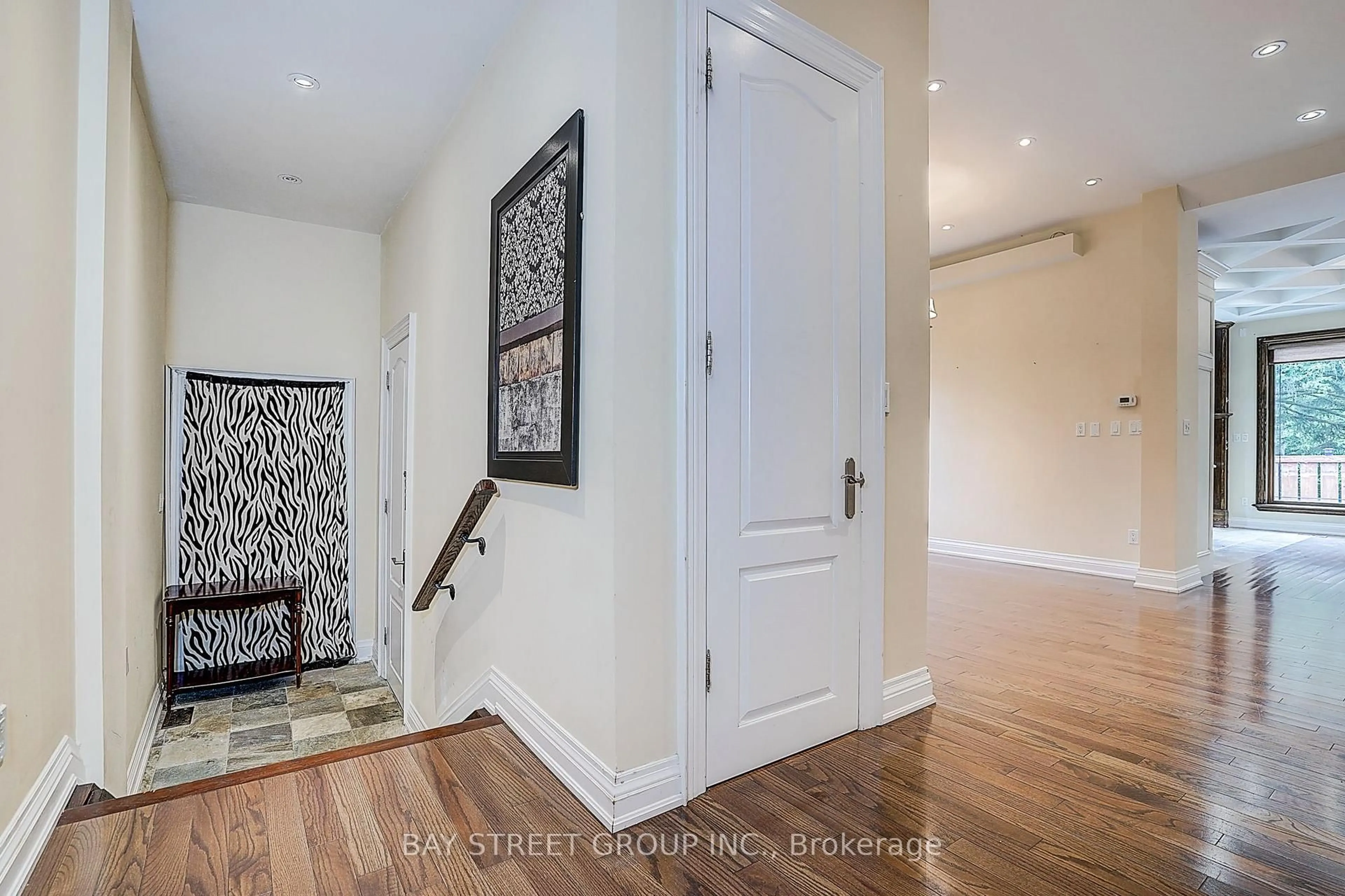 Indoor entryway for 103 Lake Ave, Richmond Hill Ontario L4E 3G5