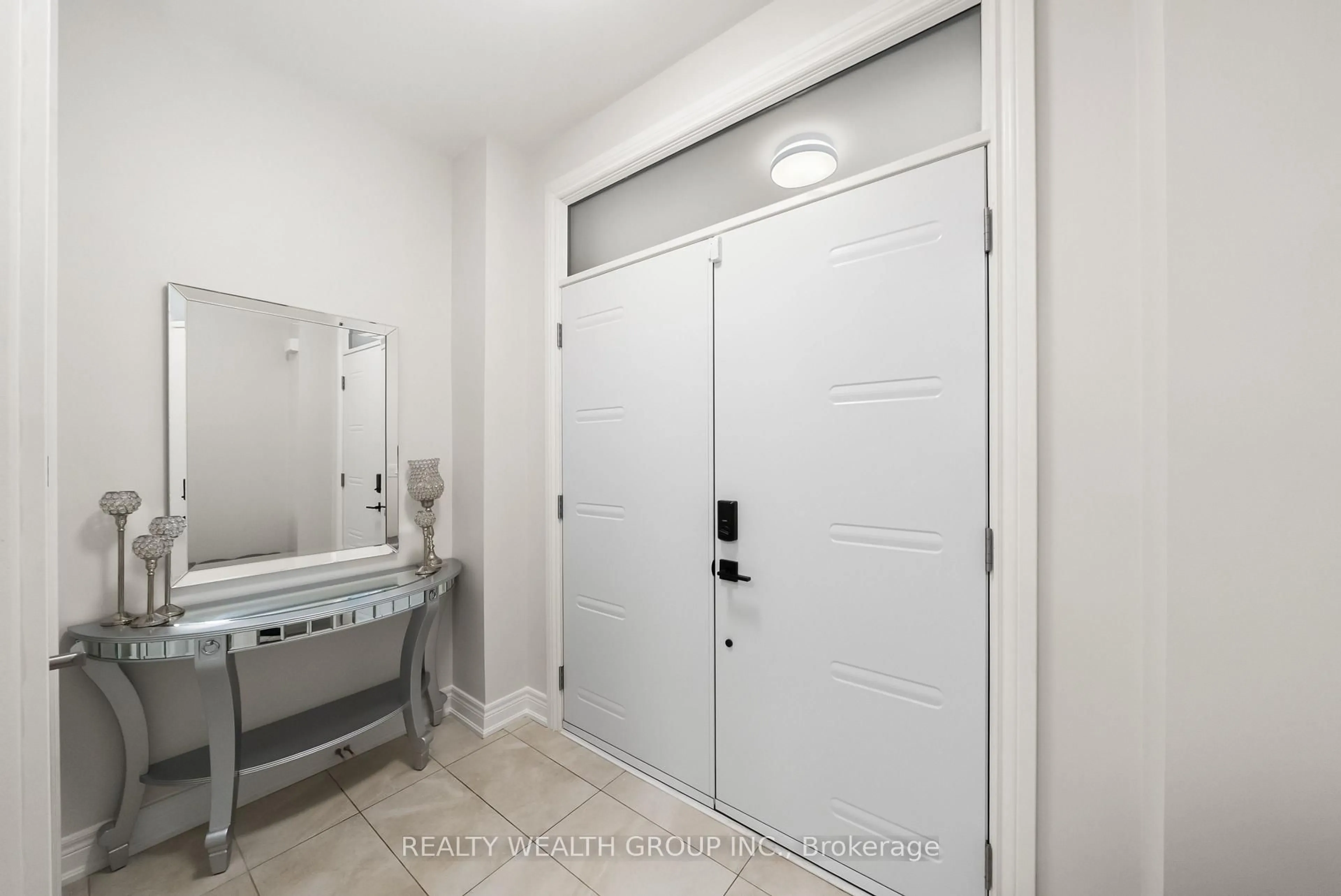 Indoor entryway for 42 Mondial Cres, East Gwillimbury Ontario L9N 0S2