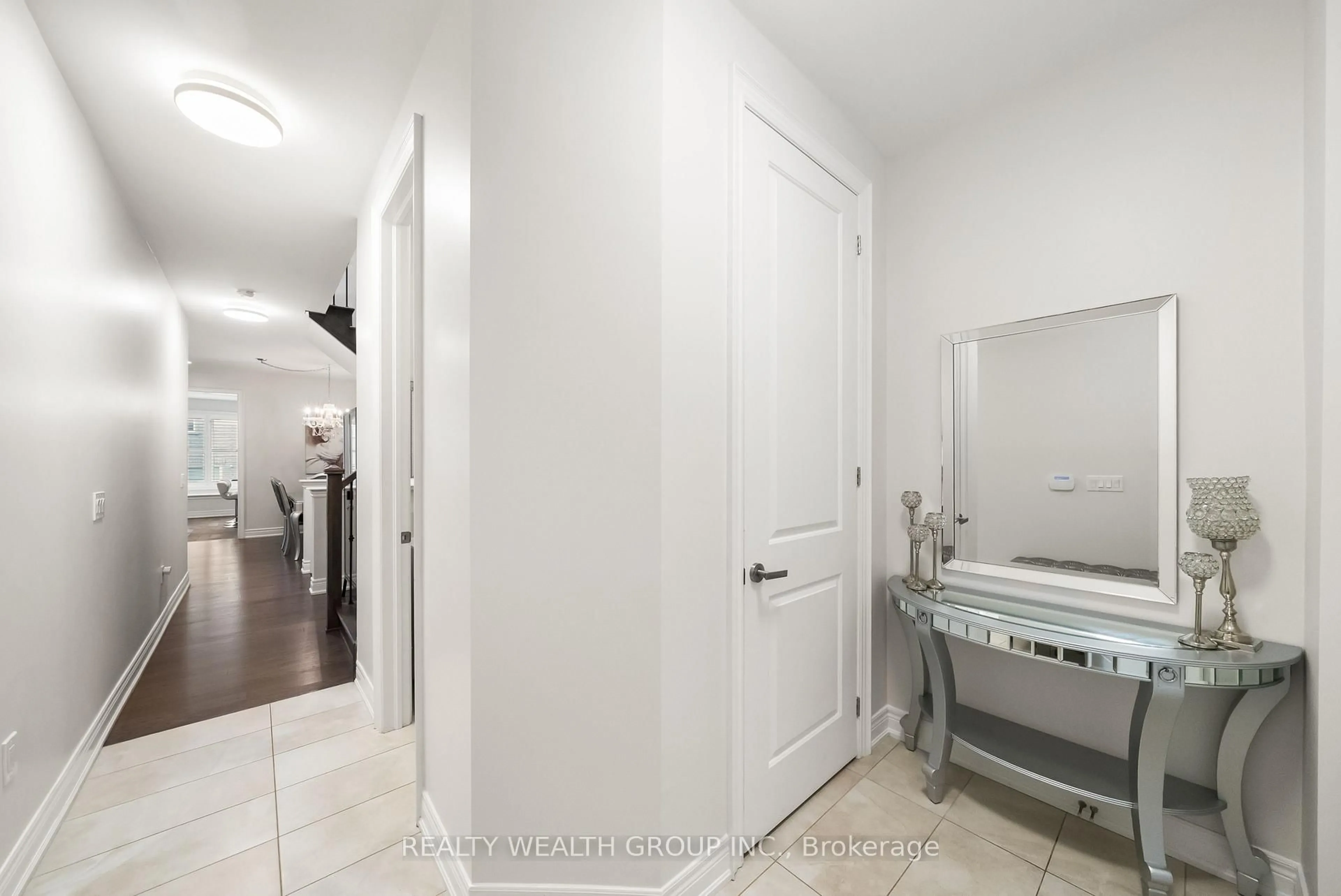 Indoor entryway for 42 Mondial Cres, East Gwillimbury Ontario L9N 0S2