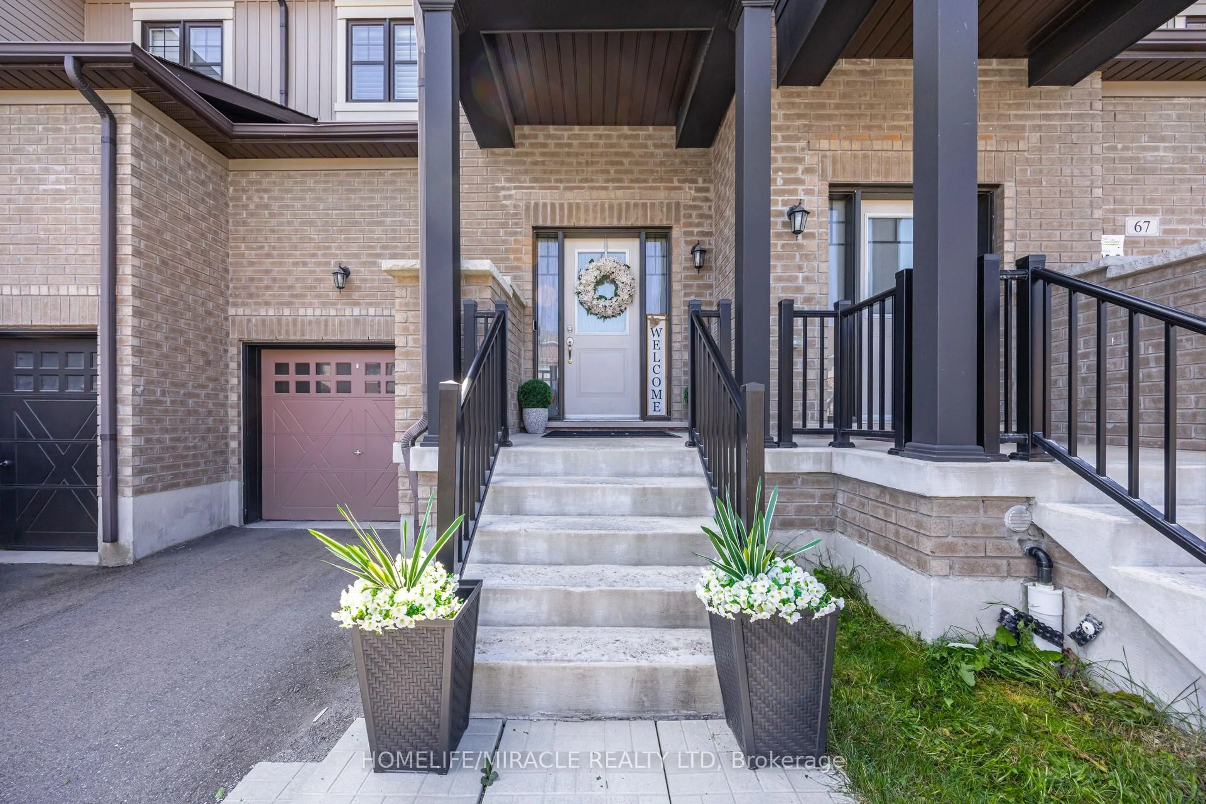 Indoor entryway for 65 Lorne Thomas Pl, New Tecumseth Ontario L9R 0V8