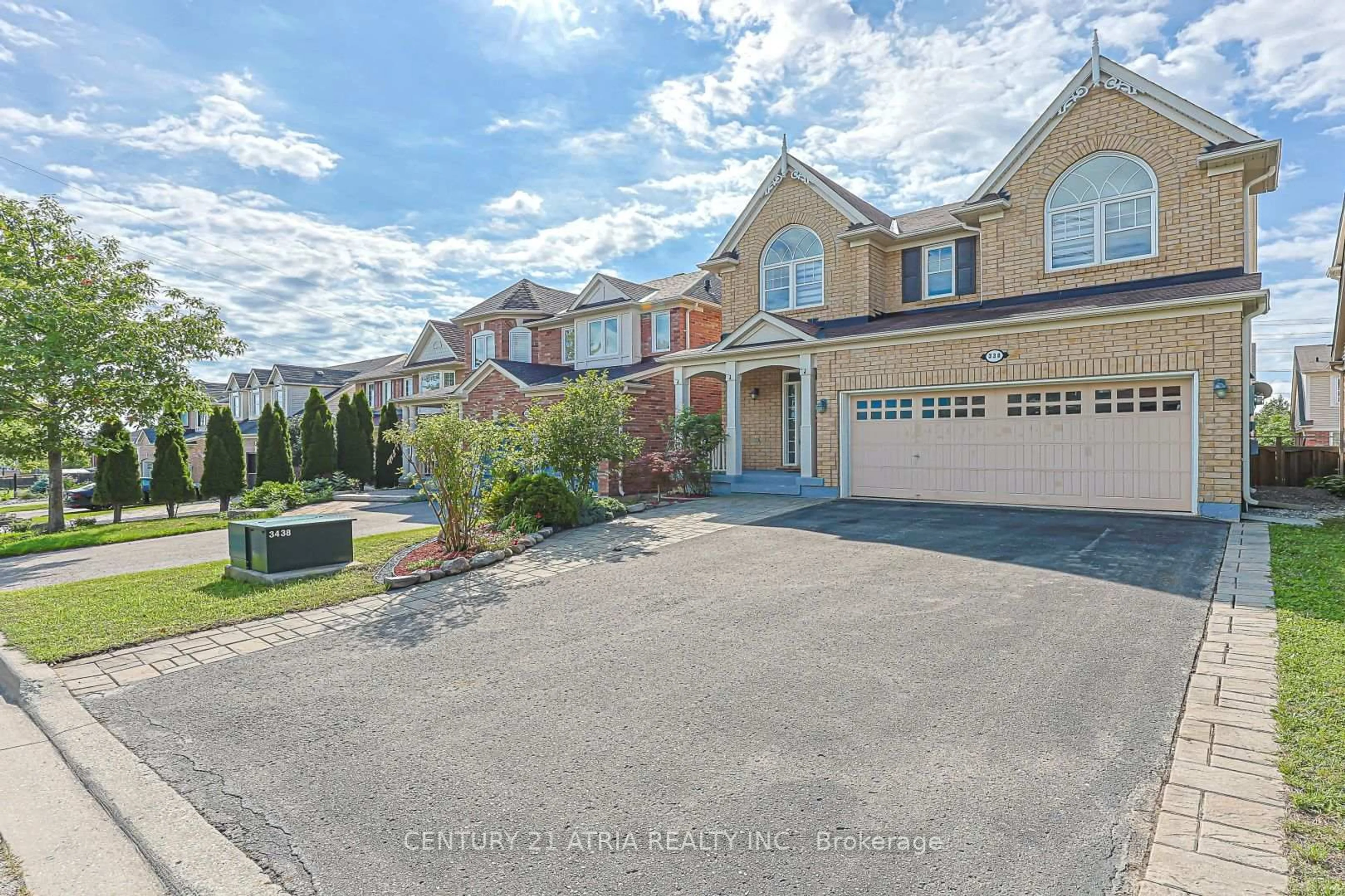 A pic from outside/outdoor area/front of a property/back of a property/a pic from drone, street for 338 Carlissa Run, Newmarket Ontario L3X 3J9