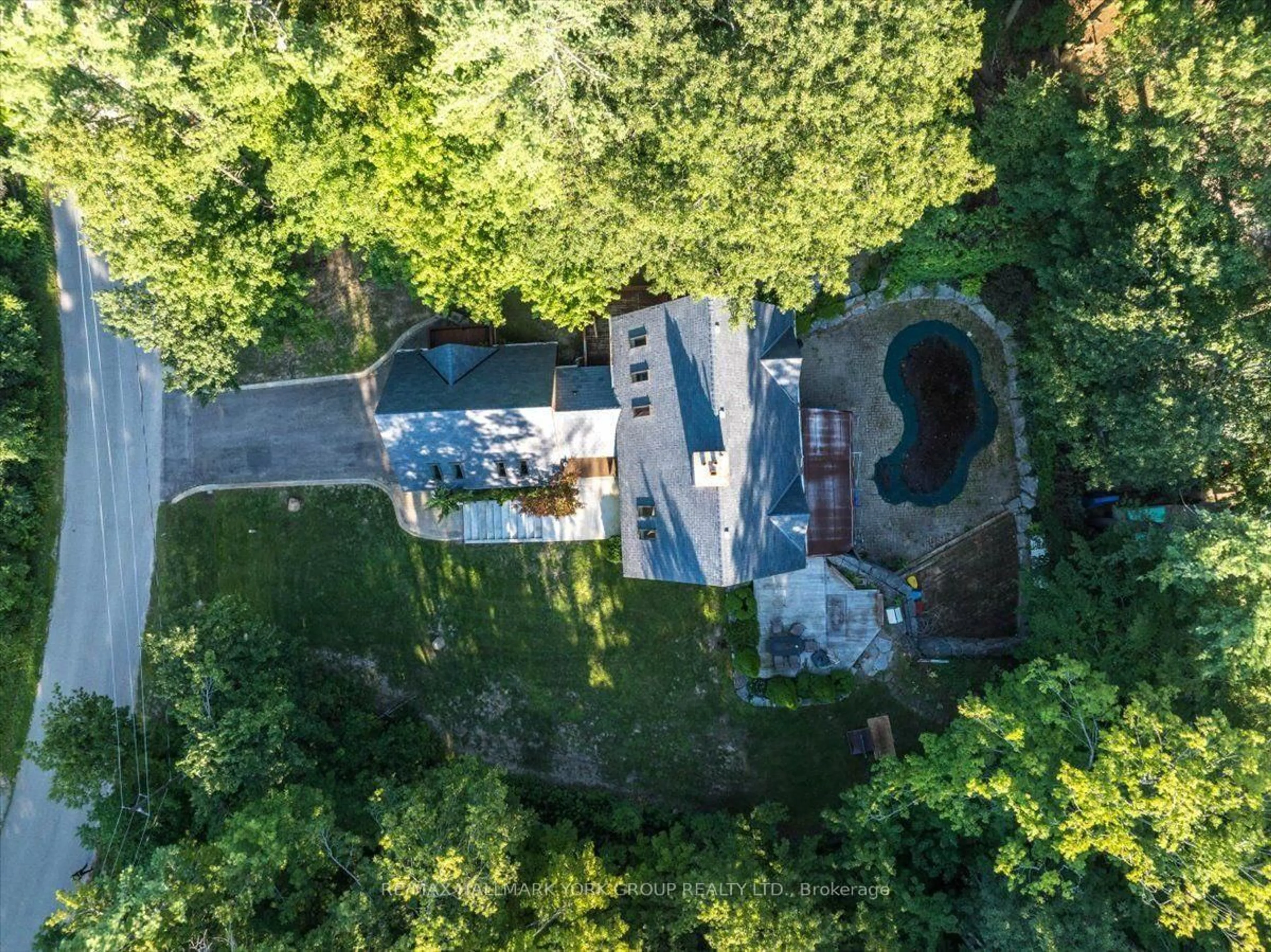 A pic from outside/outdoor area/front of a property/back of a property/a pic from drone, unknown for 1249 SHOREVIEW Dr, Innisfil Ontario L9S 2L5