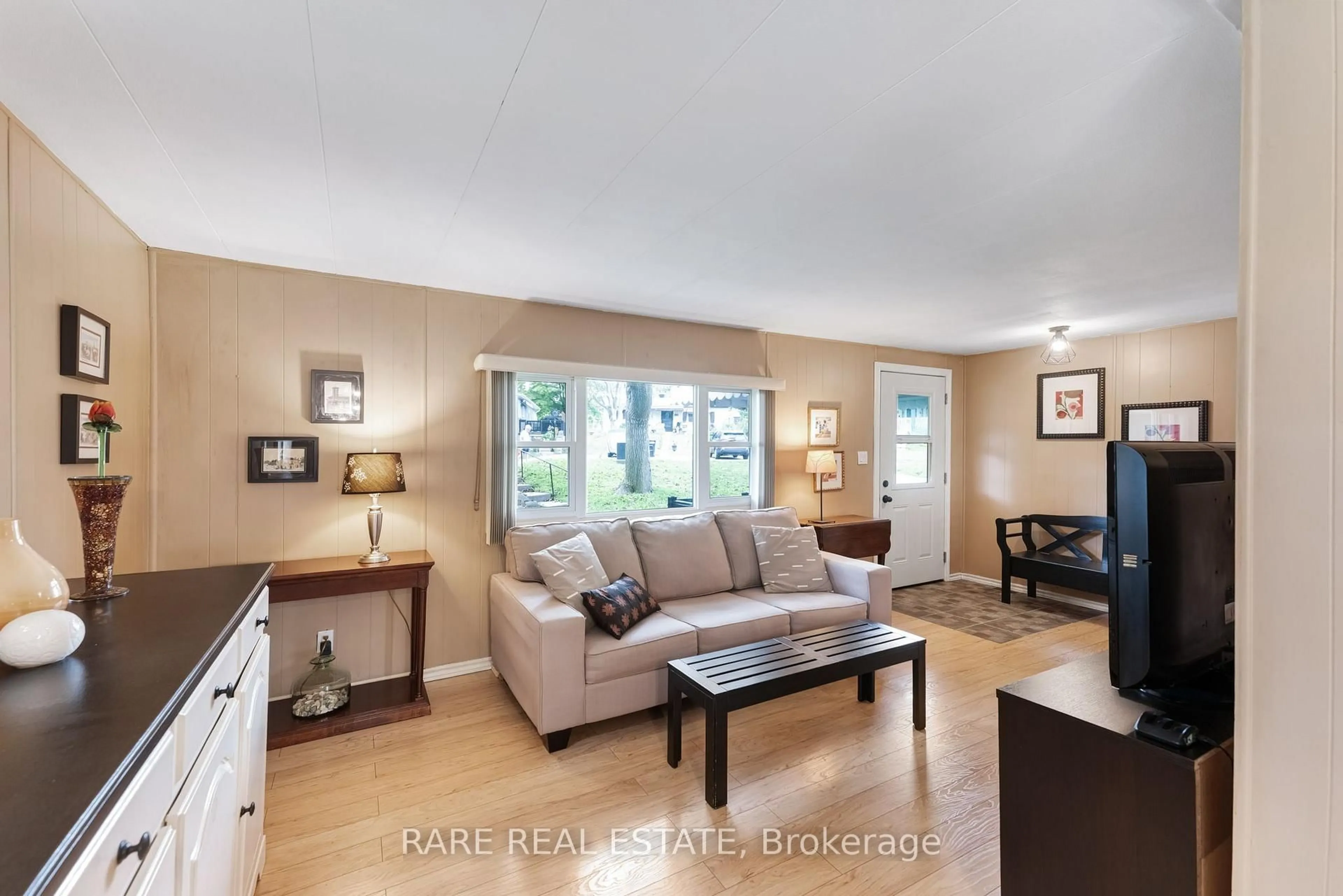 Living room with furniture, unknown for 11 Hawthorne Dr, Innisfil Ontario L9S 1P7