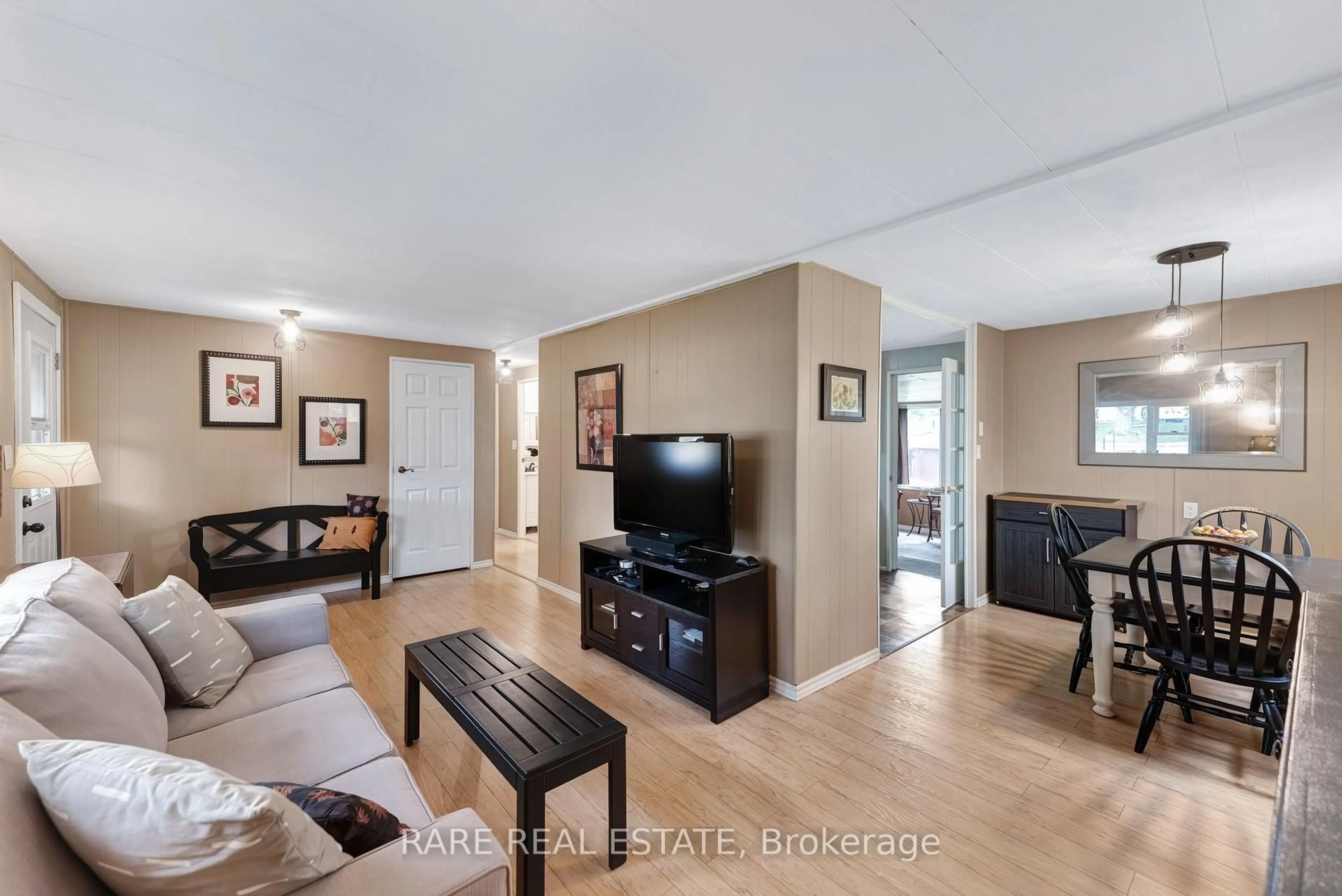 Living room with furniture, unknown for 11 Hawthorne Dr, Innisfil Ontario L9S 1P7