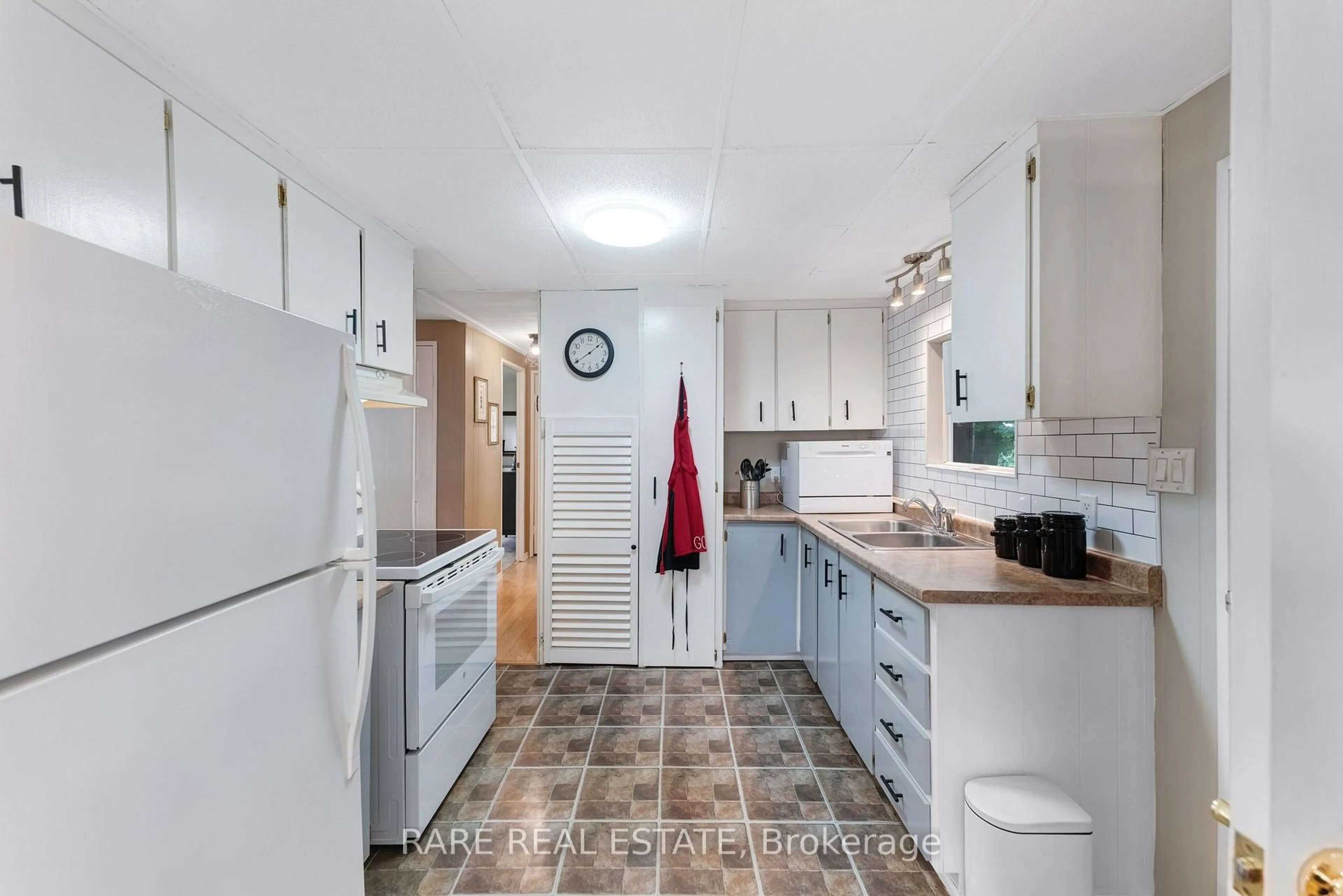 Standard kitchen, ceramic/tile floor for 11 Hawthorne Dr, Innisfil Ontario L9S 1P7