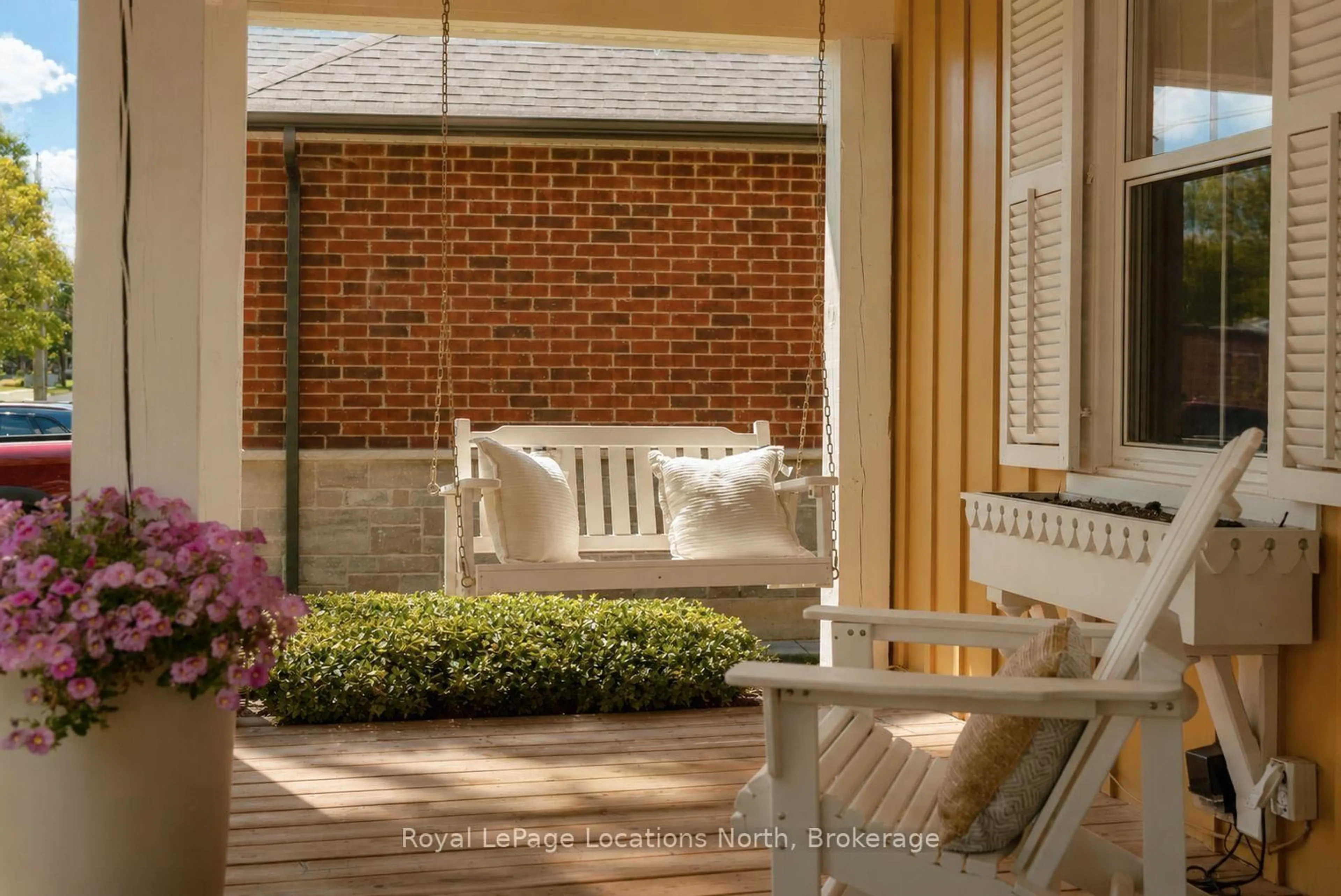 Patio, street for 90 Nelson St, New Tecumseth Ontario L9R 1H1