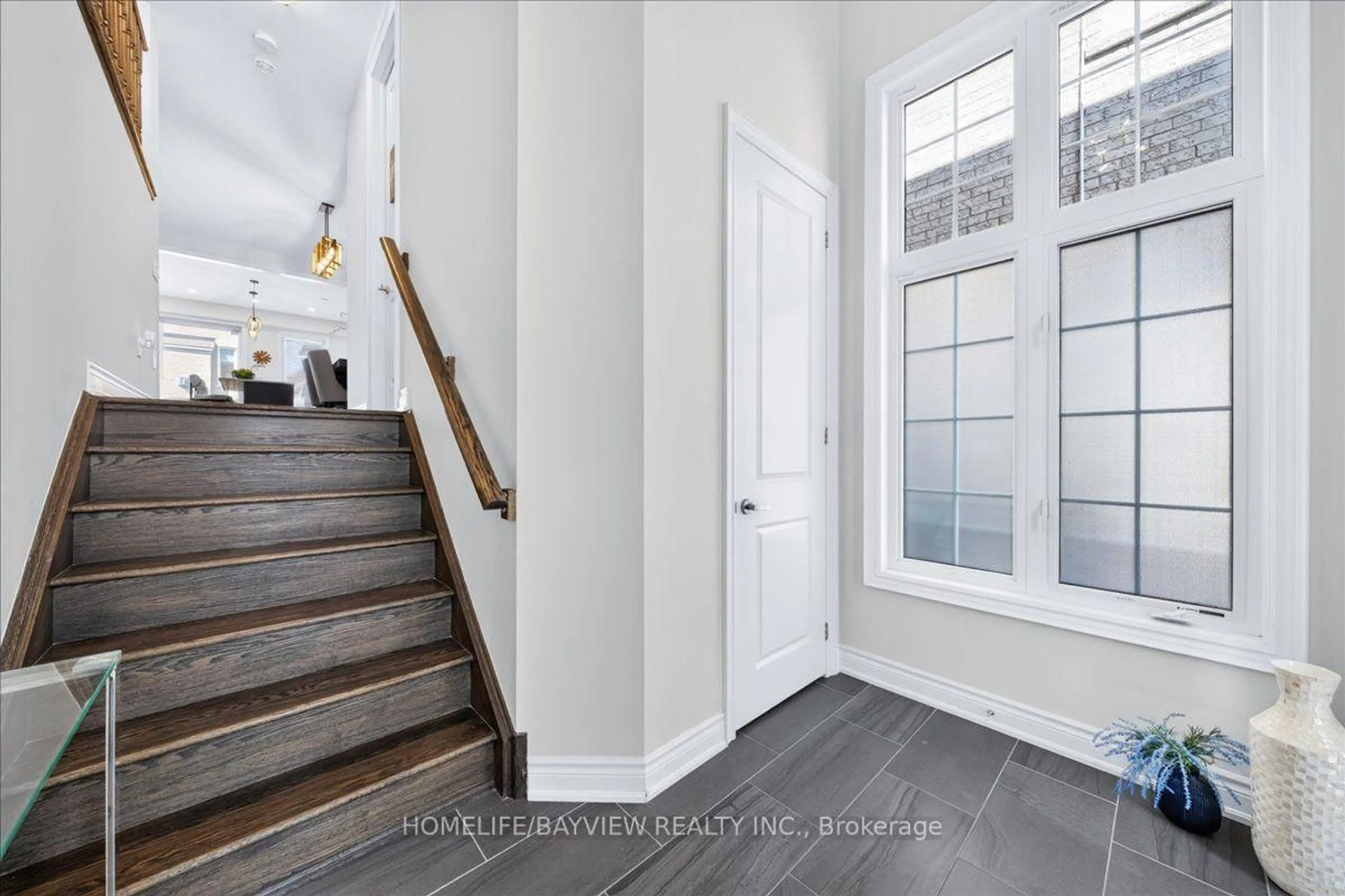 Indoor entryway for 66 Hodgson Rd, Bradford West Gwillimbury Ontario L3Z 0V5