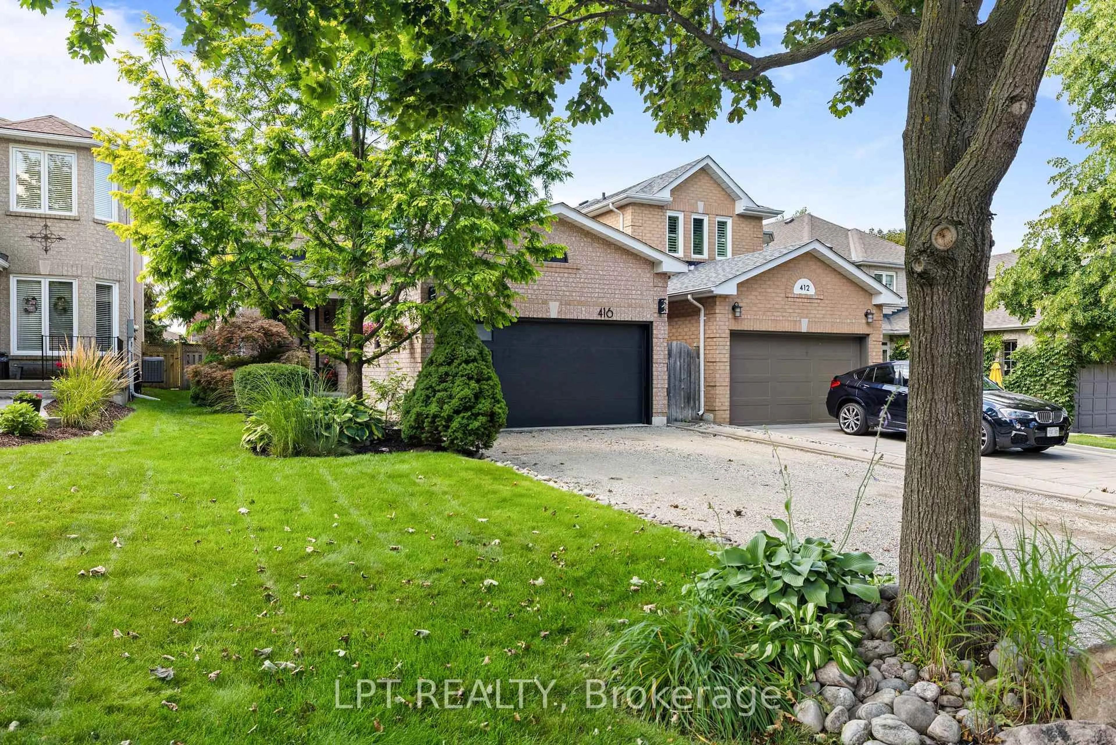 A pic from outside/outdoor area/front of a property/back of a property/a pic from drone, street for 416 Flanagan Crt, Newmarket Ontario L3X 2E9