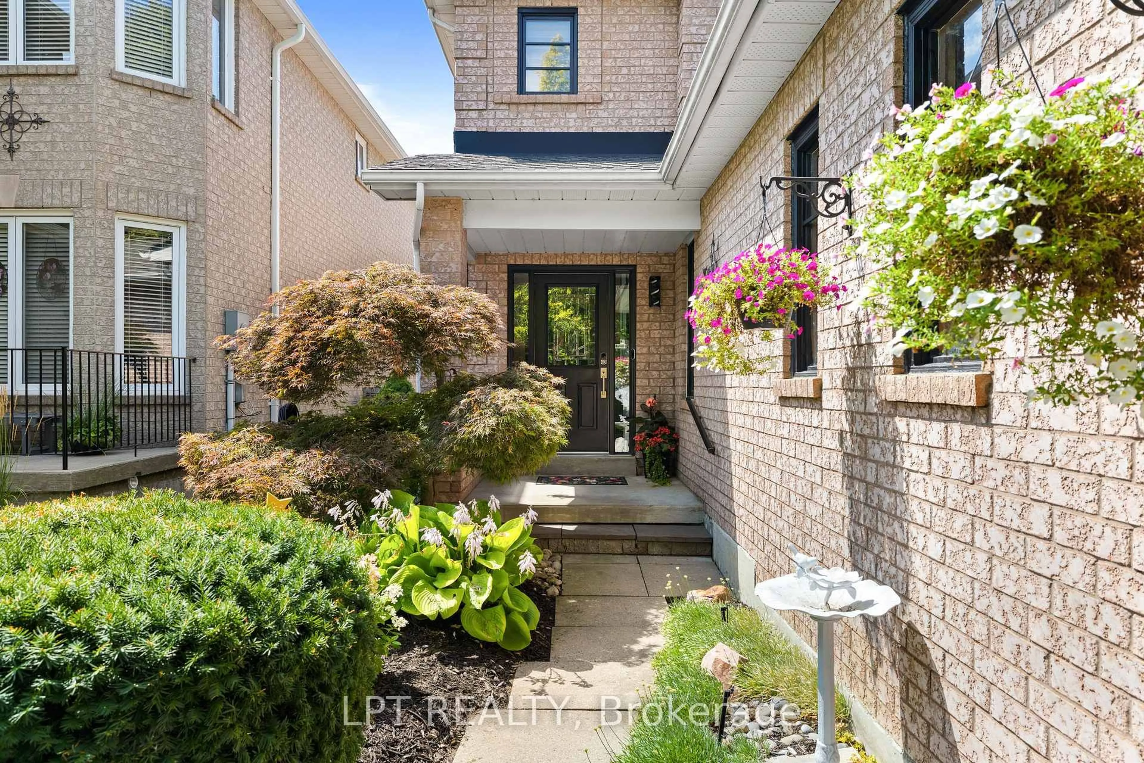 Unknown for 416 Flanagan Crt, Newmarket Ontario L3X 2E9