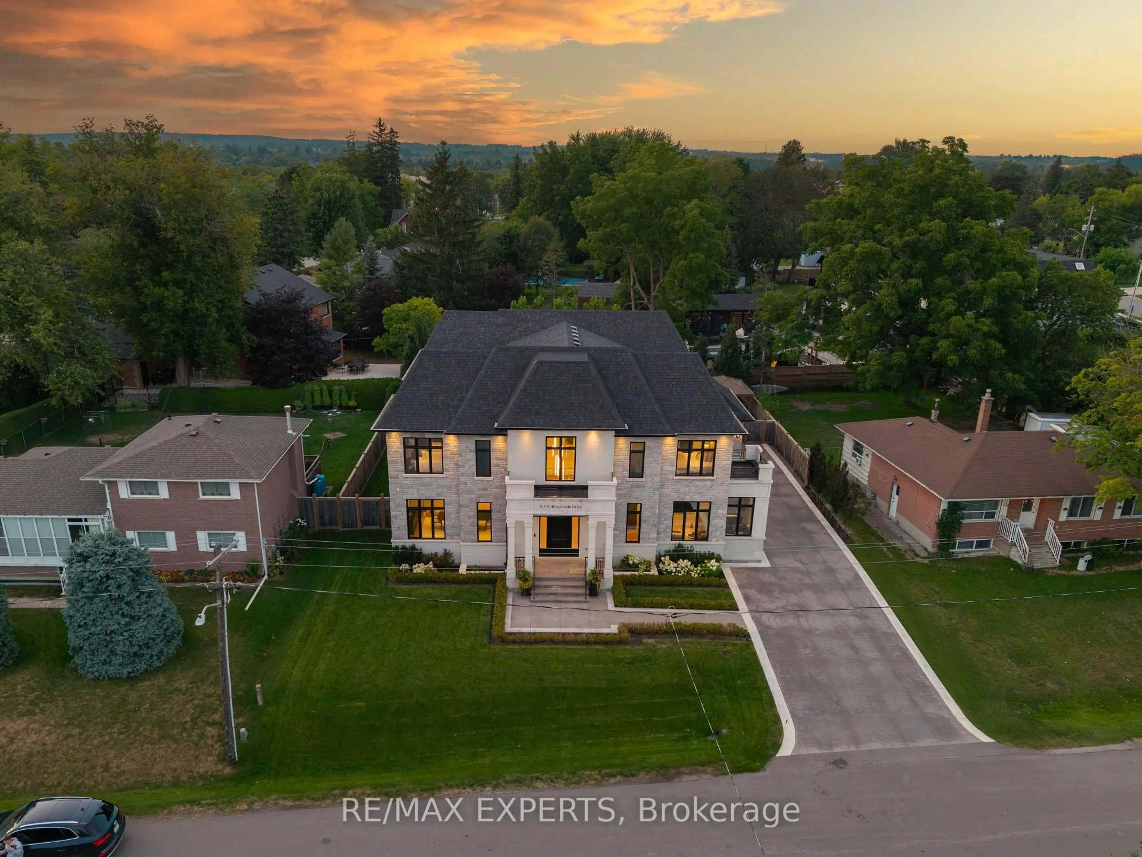 A pic from outside/outdoor area/front of a property/back of a property/a pic from drone, unknown for 108 Hollingsworth Dr, King Ontario L7B 1G4