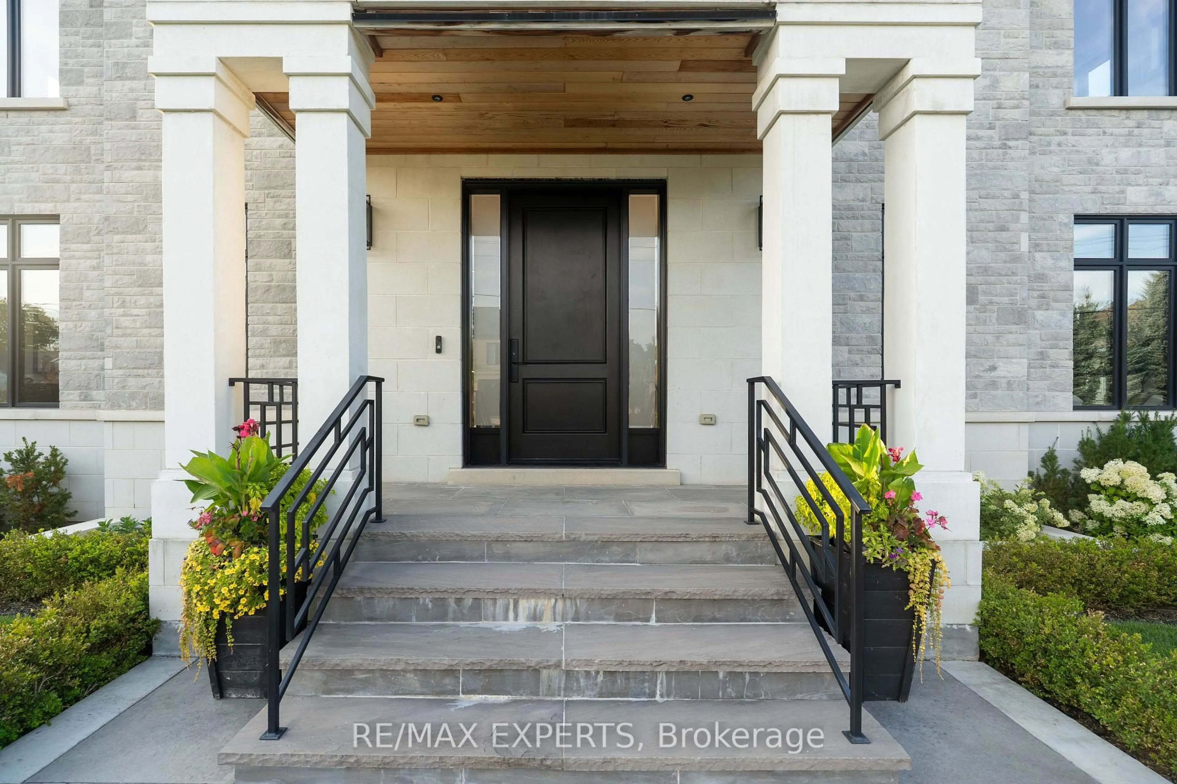 Indoor entryway for 108 Hollingsworth Dr, King Ontario L7B 1G4
