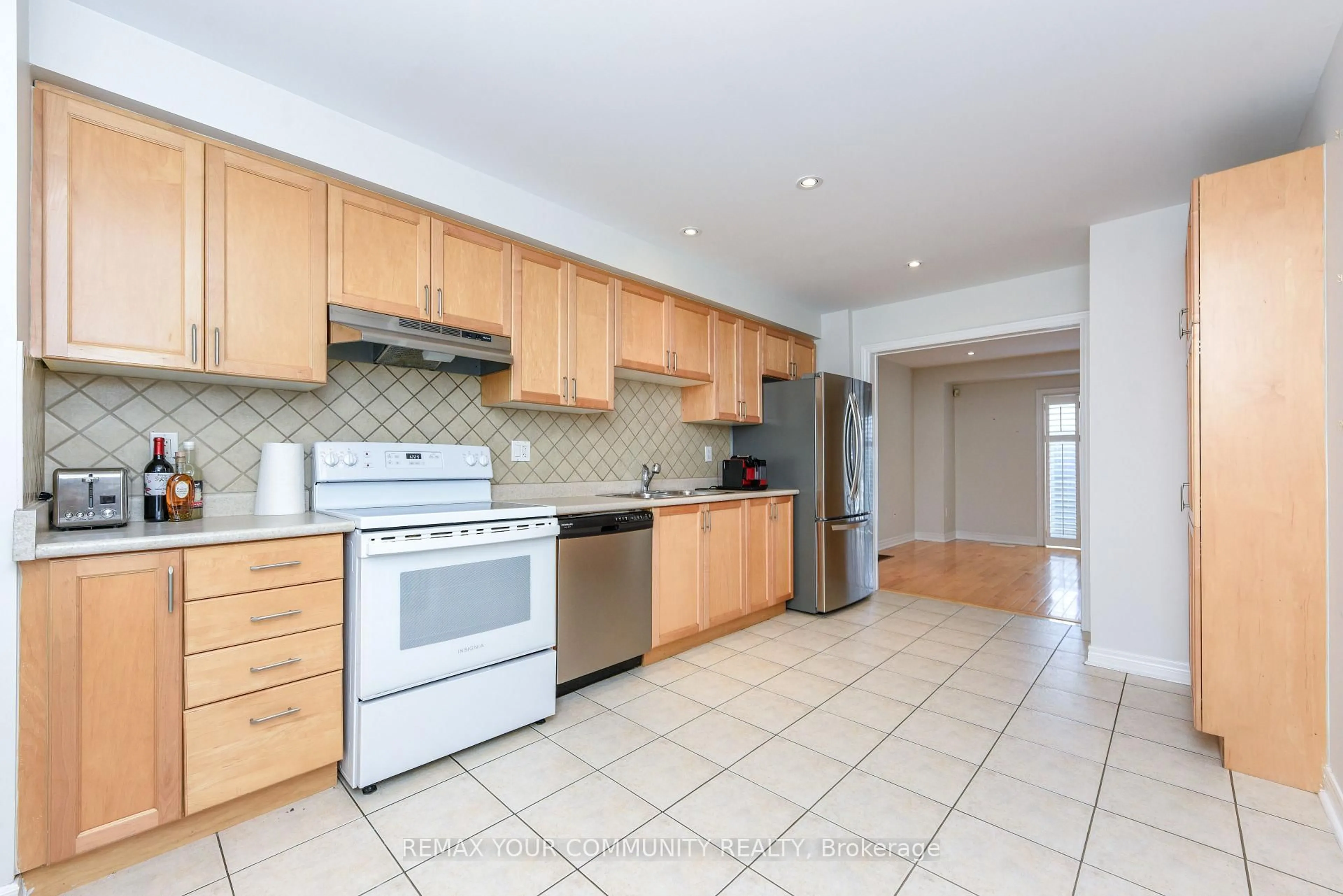 Standard kitchen, ceramic/tile floor for 20 Wallace St #6, Vaughan Ontario L4L 2P3