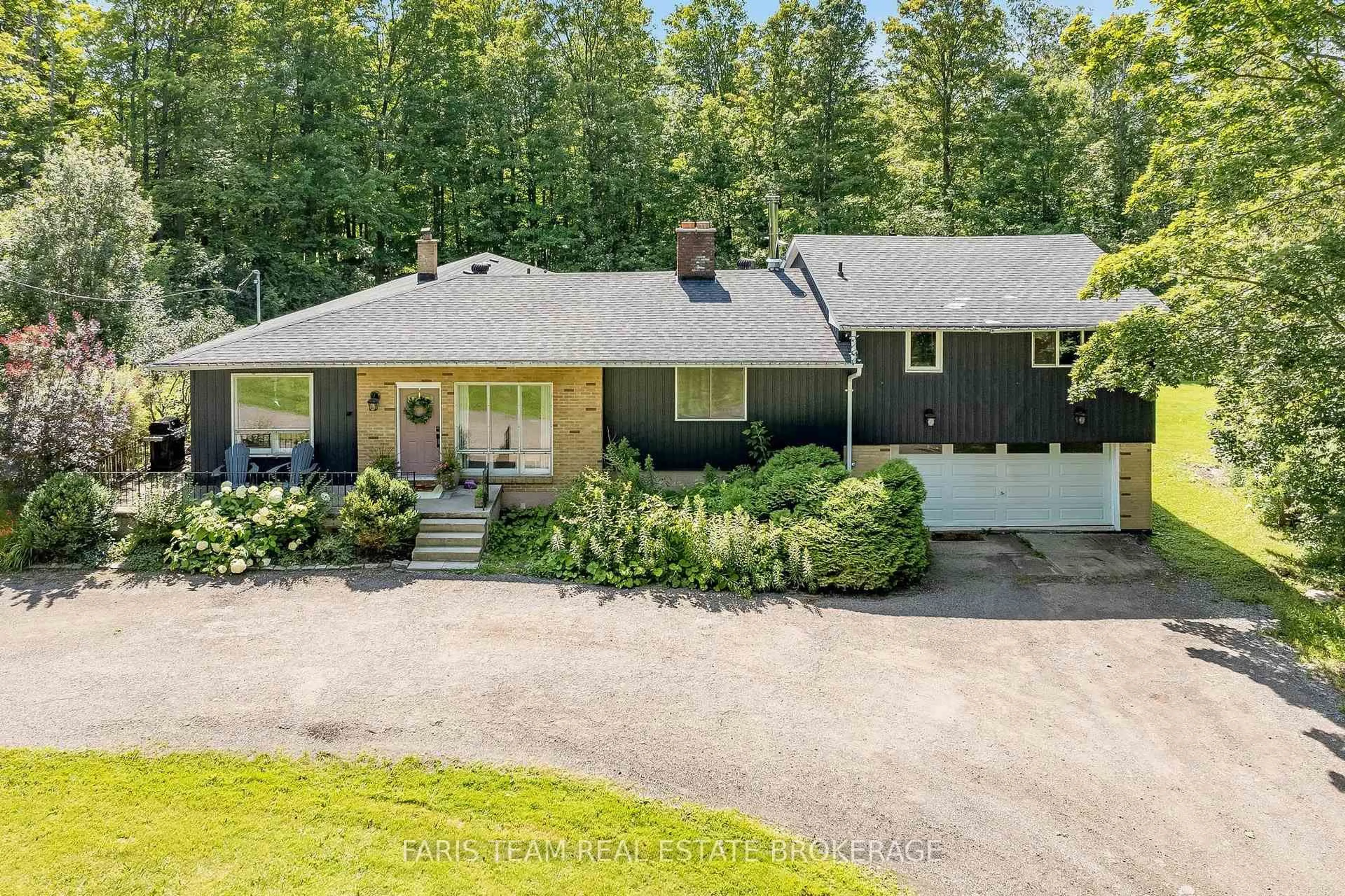 A pic from outside/outdoor area/front of a property/back of a property/a pic from drone, street for 17956 Warden Ave, East Gwillimbury Ontario L0G 1V0