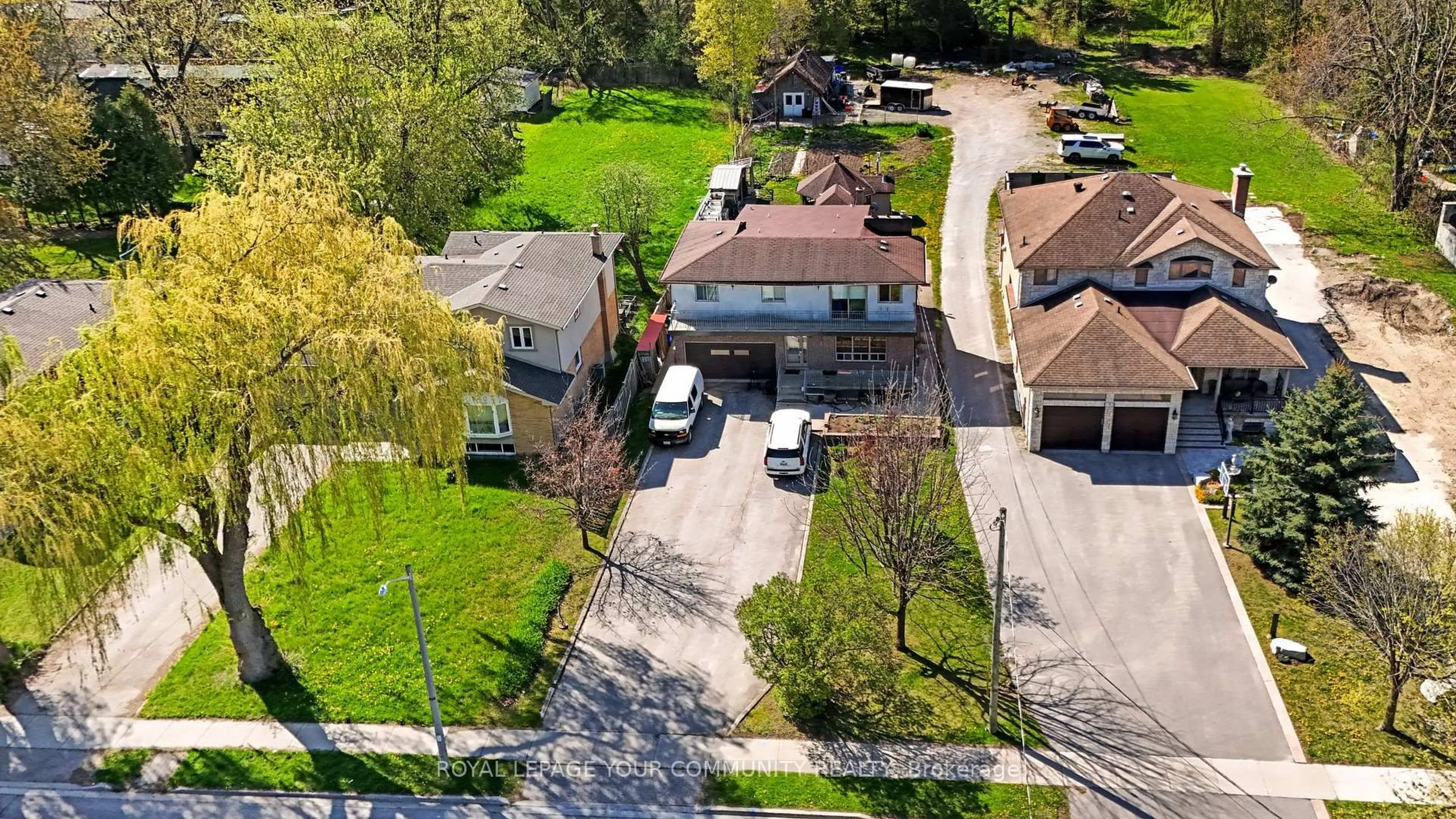 A pic from outside/outdoor area/front of a property/back of a property/a pic from drone, street for 197 Douglas Rd, Richmond Hill Ontario L4E 3H5