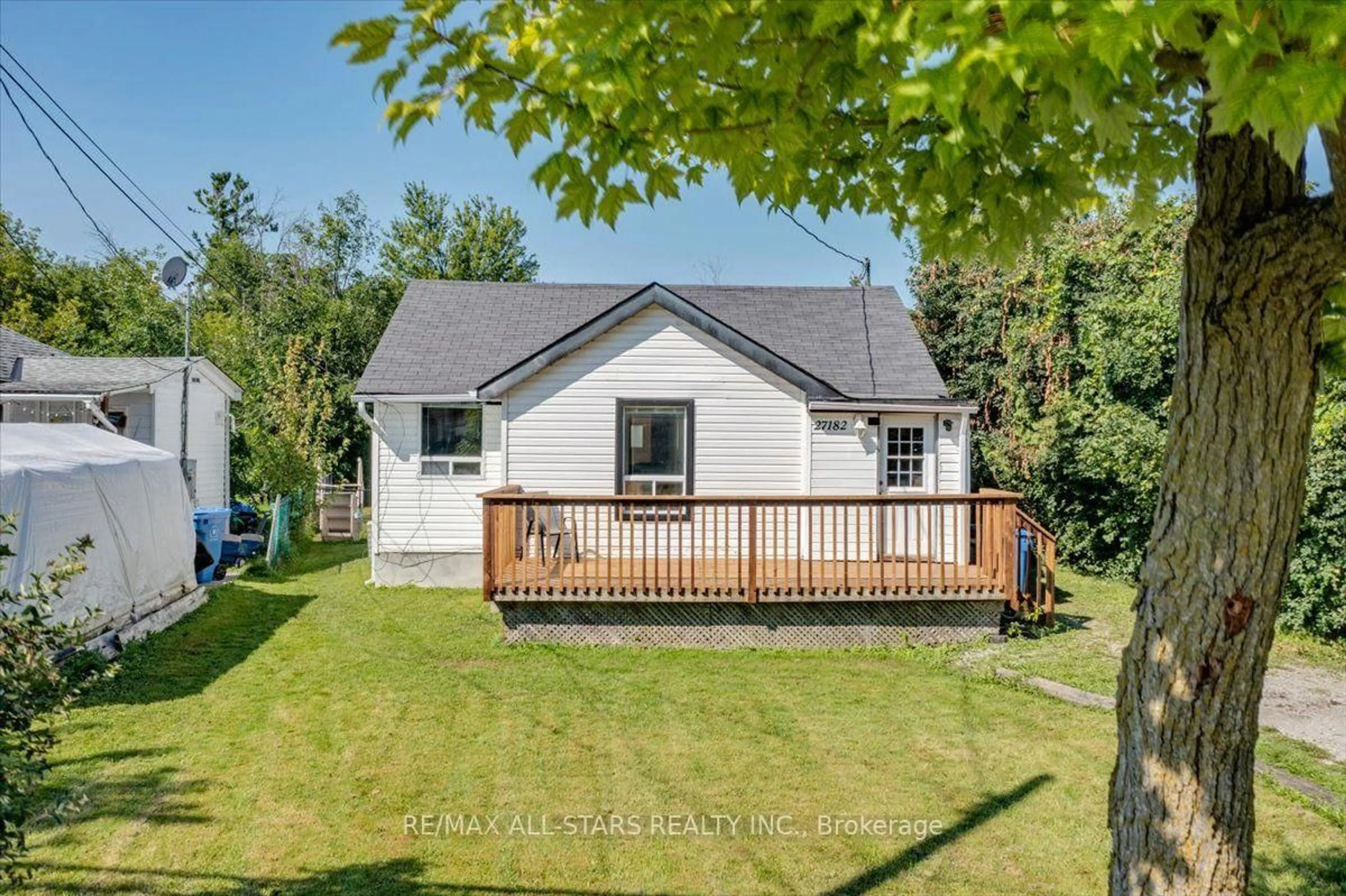 A pic from outside/outdoor area/front of a property/back of a property/a pic from drone, street for 27182 Woodbine Ave, Georgina Ontario L4P 3E9