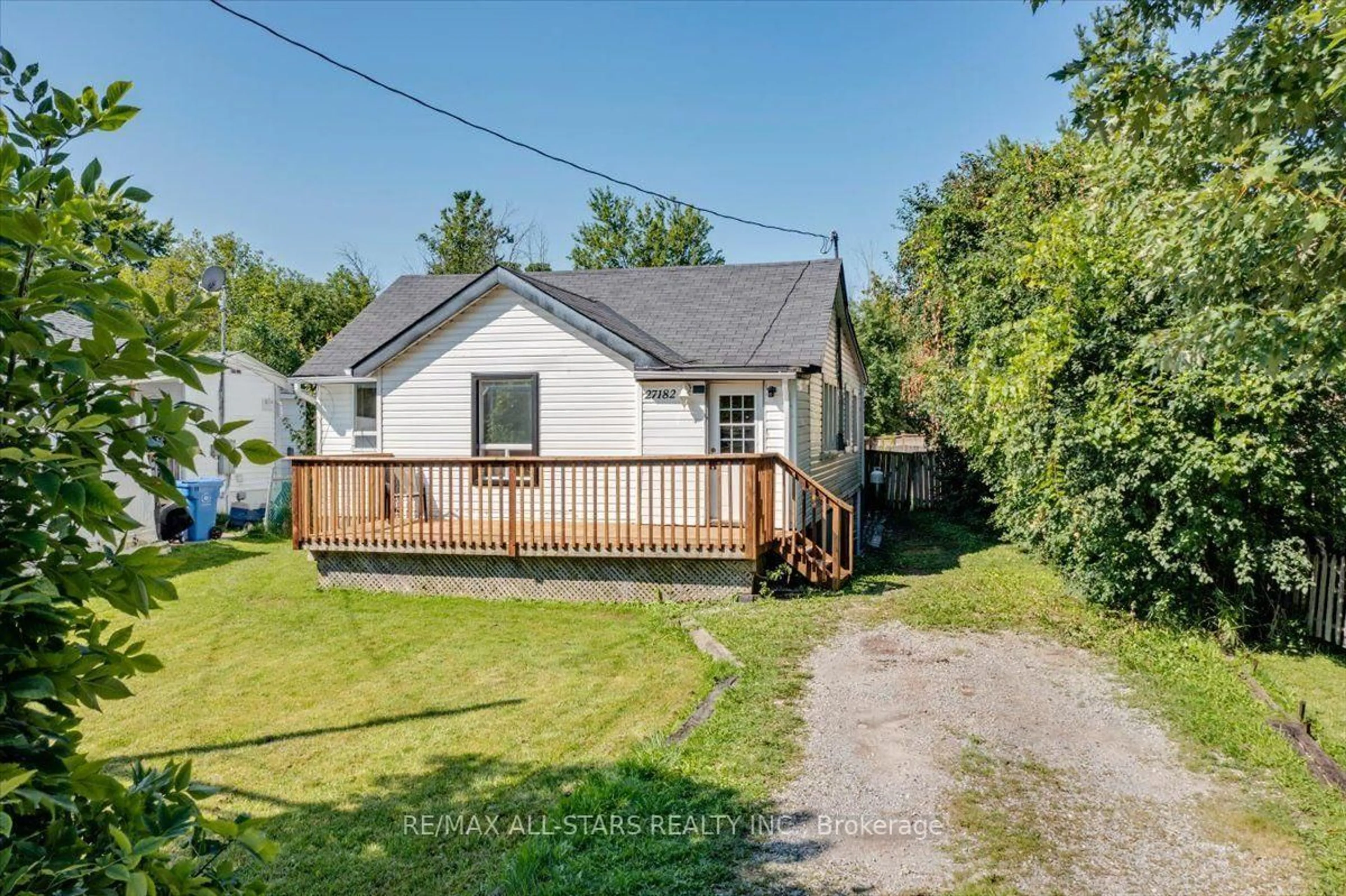 A pic from outside/outdoor area/front of a property/back of a property/a pic from drone, street for 27182 Woodbine Ave, Georgina Ontario L4P 3E9